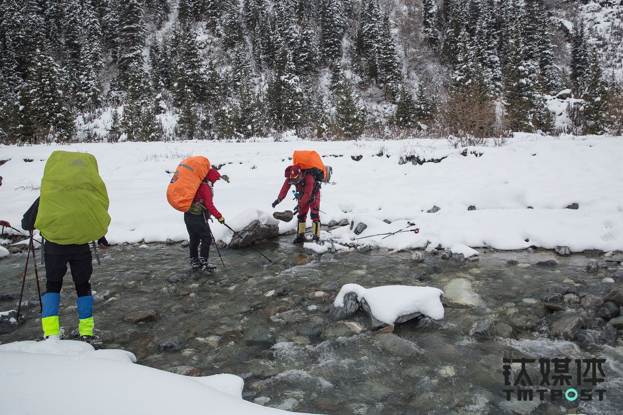 江湖带着几名队员赶回营地后，距离天黑还有一段时间，与木扎尔特冰川失之交臂，江湖决定带领大家拔营，赶往另一冰川&ldquo;夏塔冰川&rdquo;不远处扎营。前往扎营地的路上，江湖和协作为队员搭建过河的石头桥。