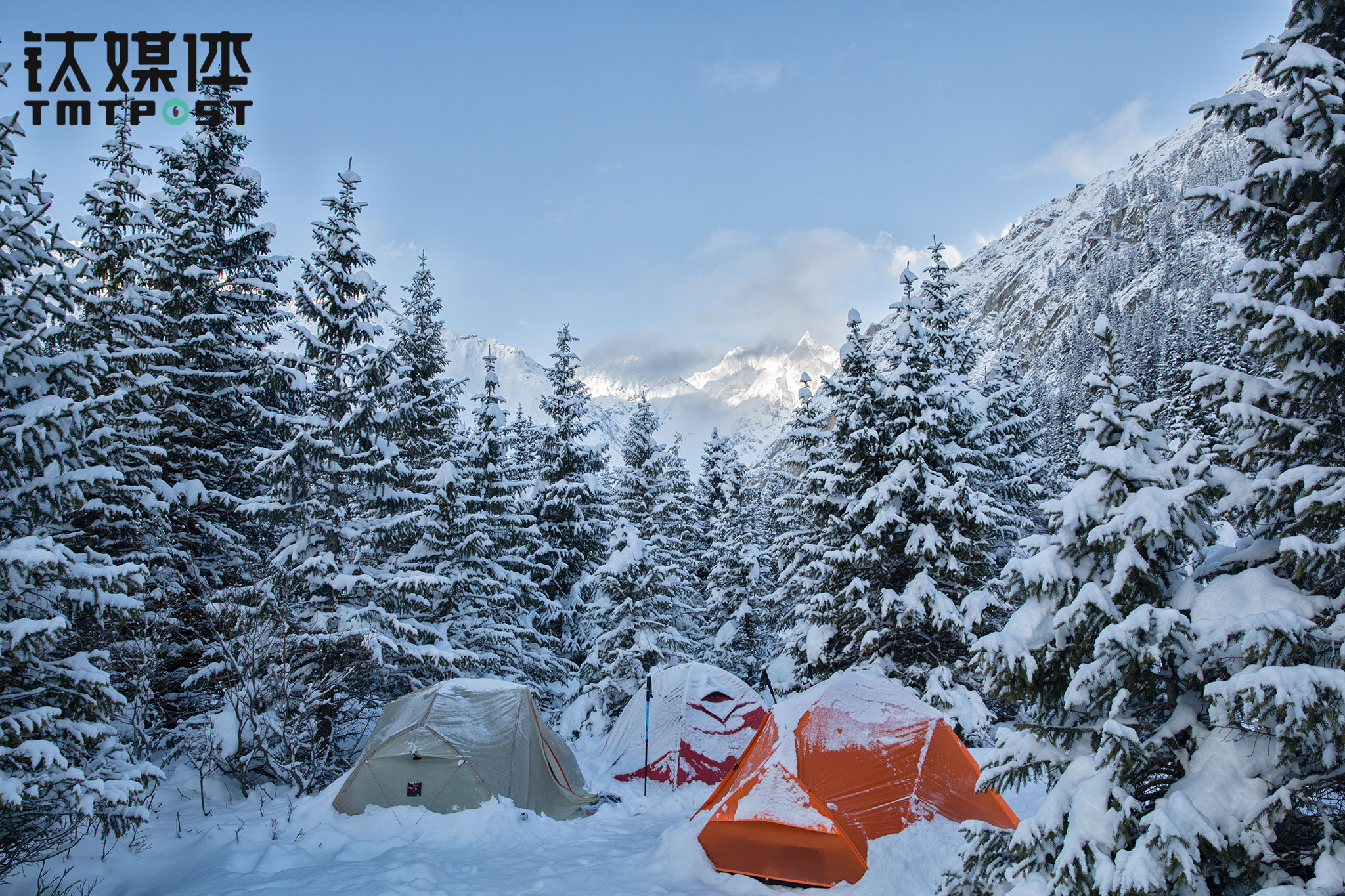 5月2日早上，雪停了下来，走出帐篷，看到阳光照耀在远处的雪山，仿佛置身童话世界。在冰天雪地的世界看见阳光，总会让人为之振奋。