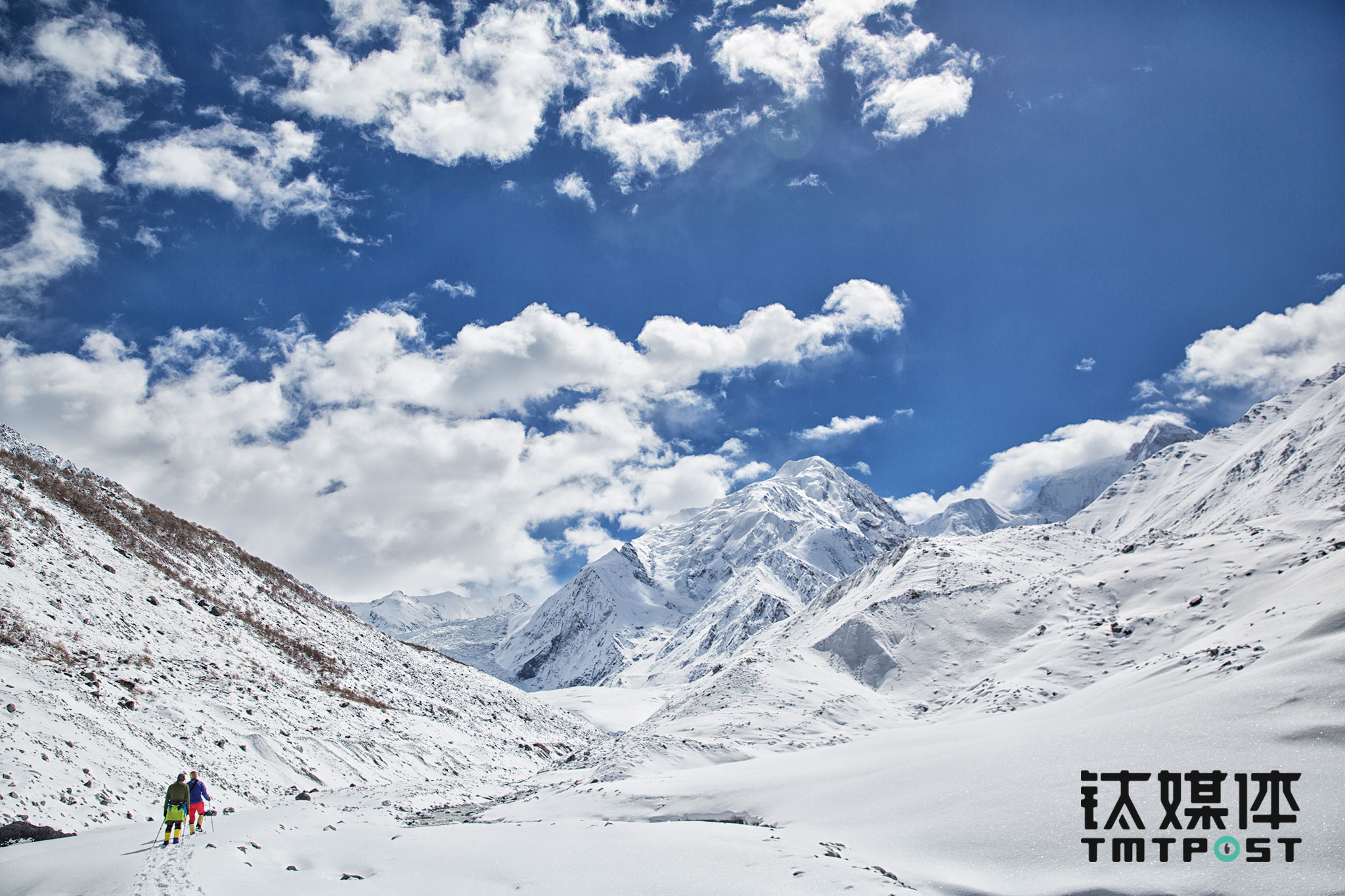 江湖带领队员轻装出发，前往夏塔冰川。