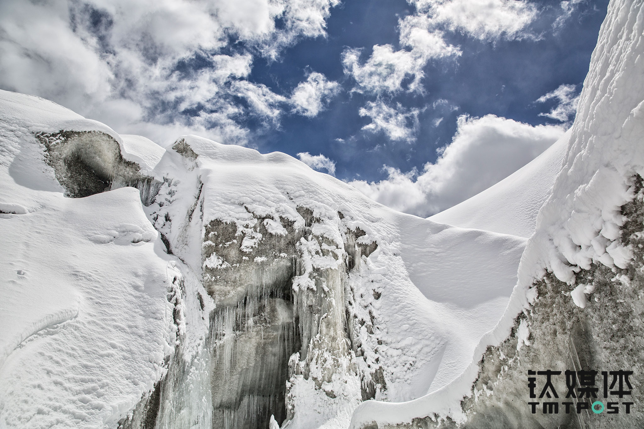 徒步行进大约2小时，大家走到了夏塔冰川的冰舌。有队员想要走上冰川，立即被江湖制止了，贸然在冰川行走非常危险，尤其是冰川上盖着雪，冰川上隐藏着十几米深的冰裂缝，这些裂缝随着气候变化在不停运动，如果不小心踩到掉下去，足以丧命。