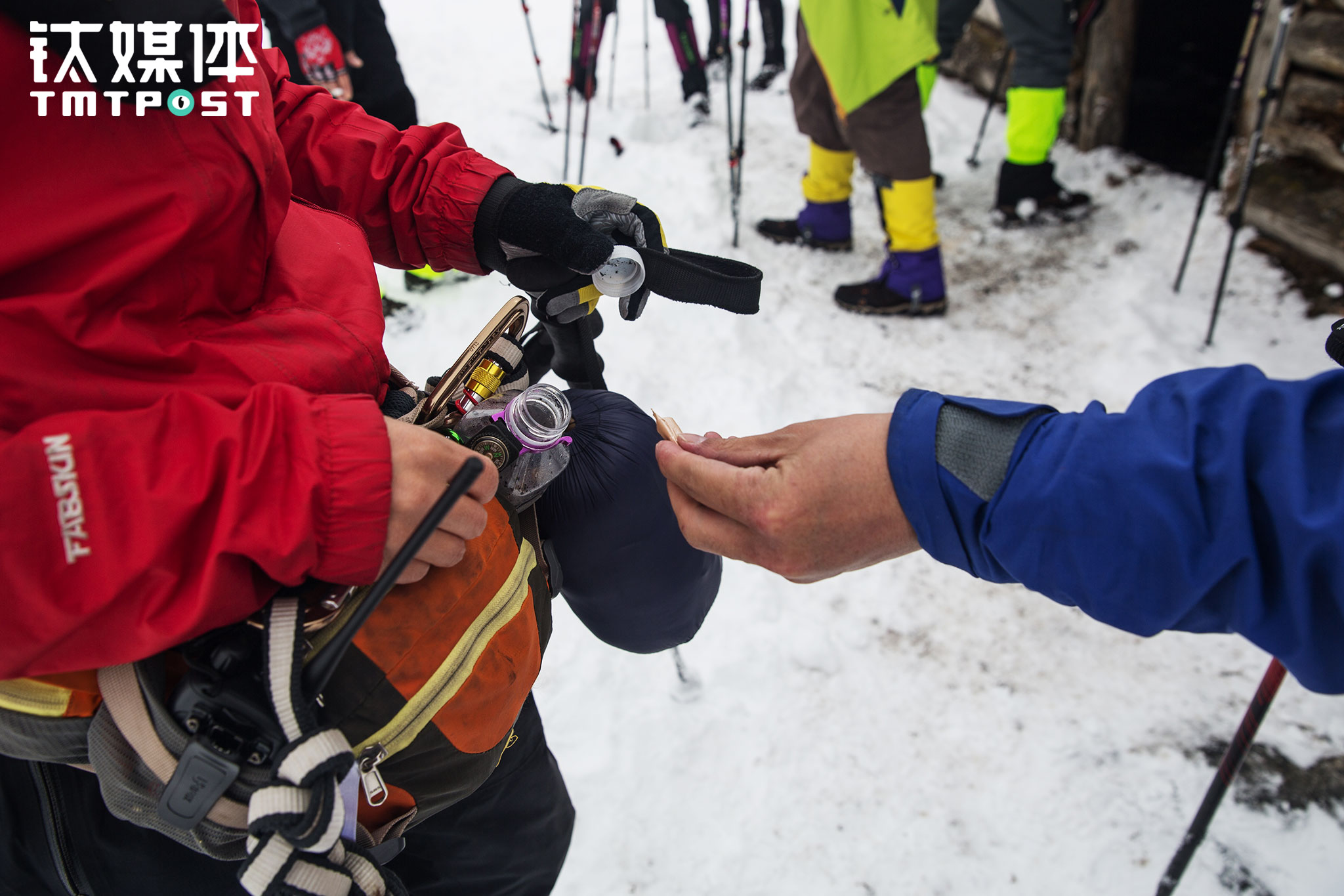 一路上，队伍的协作在收集每个人的烟头，&ldquo;不留下任何垃圾，所有垃圾都要背出山&rdquo;，是户外活动的重要规则。