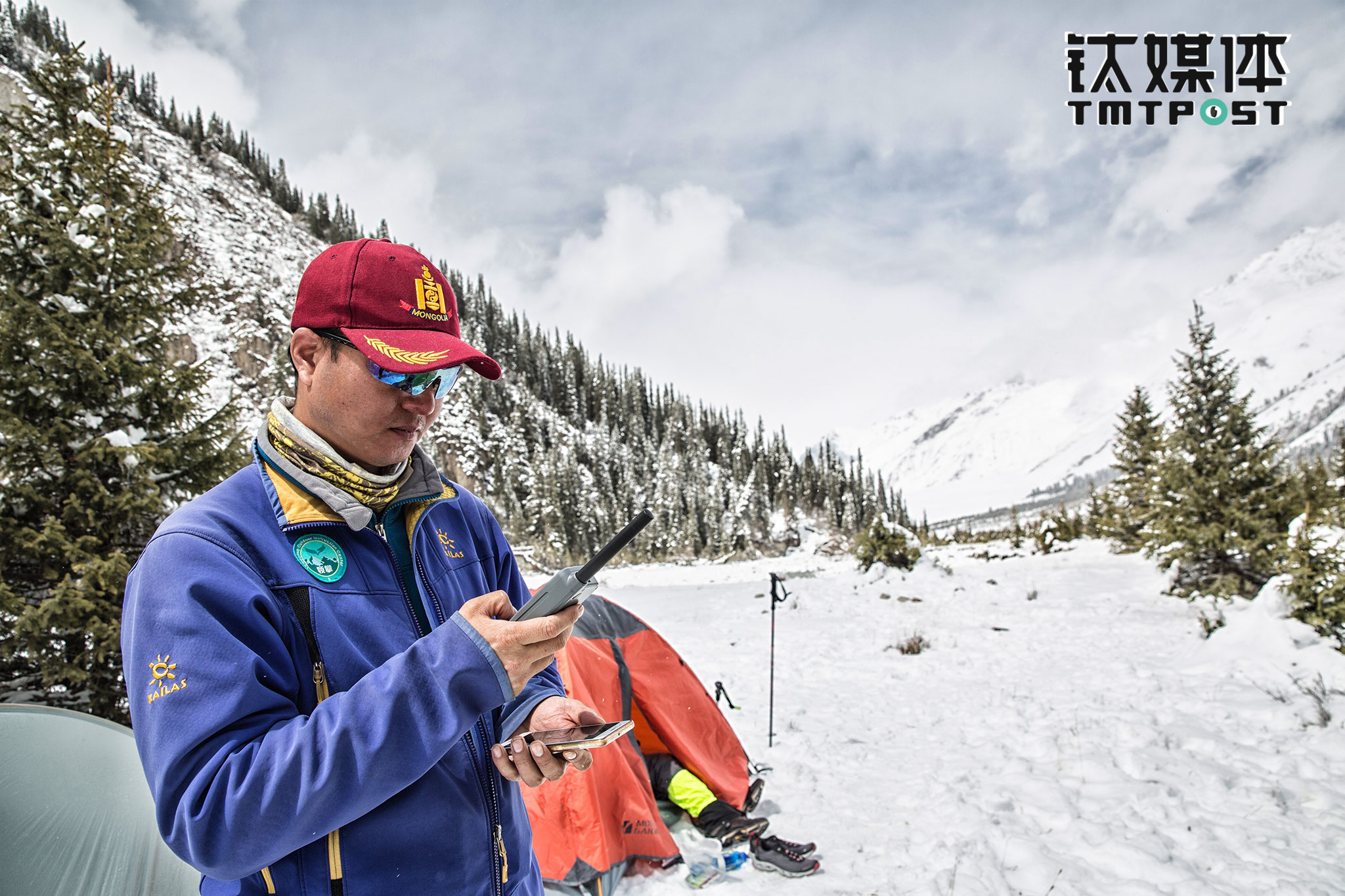 江湖开始通过卫星电话联系车辆在队伍出山后接人。户外的天气变幻无常，大家到达营地不久，风雪很快散去，天气又转晴。户外天气变幻，有时会产生致命的后果，五一发生在鳌太线上的3人遇难惨烈事故，就是教训，&ldquo;在户外不要有侥幸心理，不要认为自己很强而过分自信，你的生命不是你一个人的，珍爱自己的生命才能更好地体现出户外精神。&rdquo;