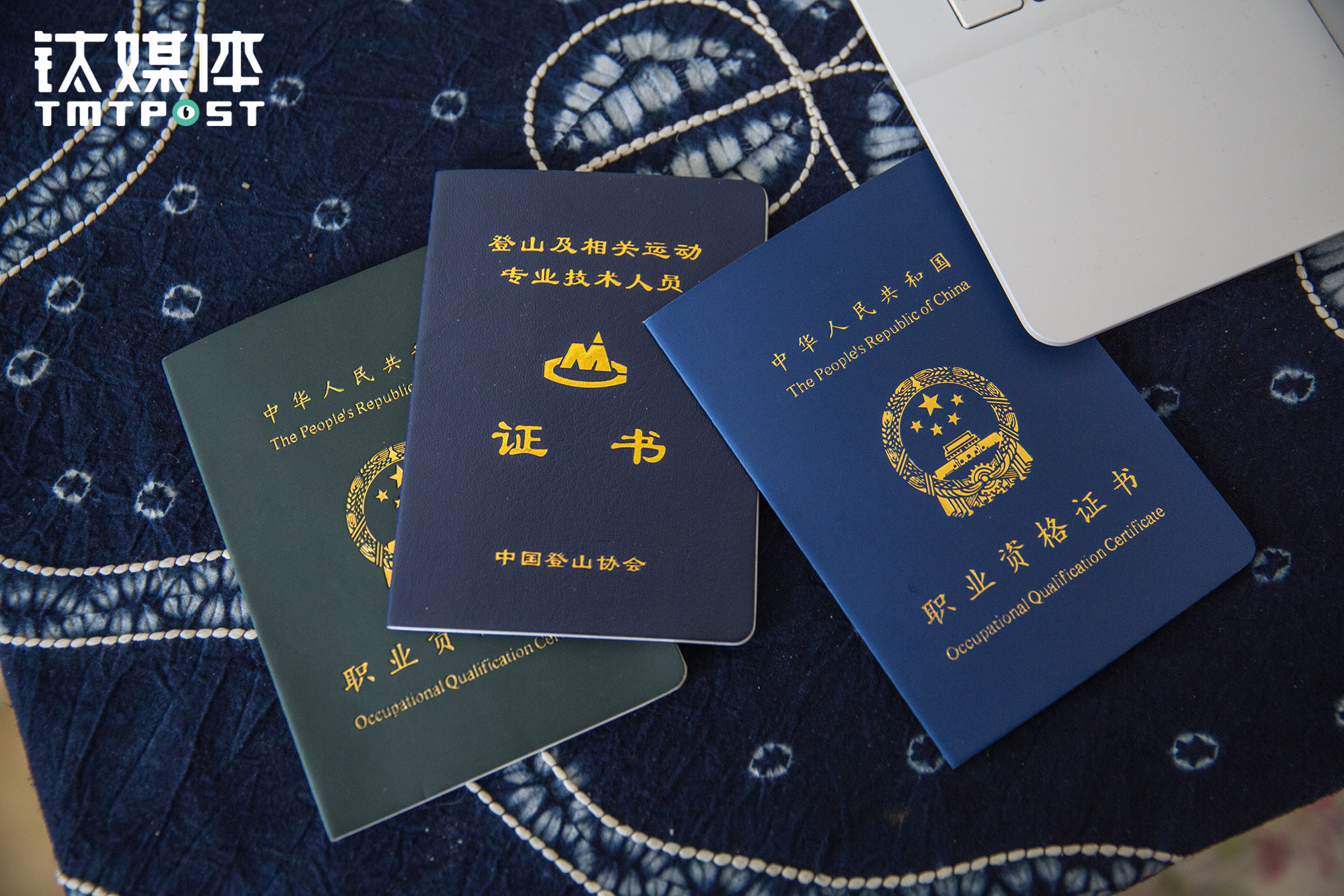 从业5年，江湖获得了中登协户外指导员、攀岩指导员，新登协漂流护漂员等职业资格，成为了LNT的认证讲师，并在凯乐石领攀学校担任教练。他还有一个新疆山友救援队特训大队副队长的身份，必要时候需要参与救援行动。