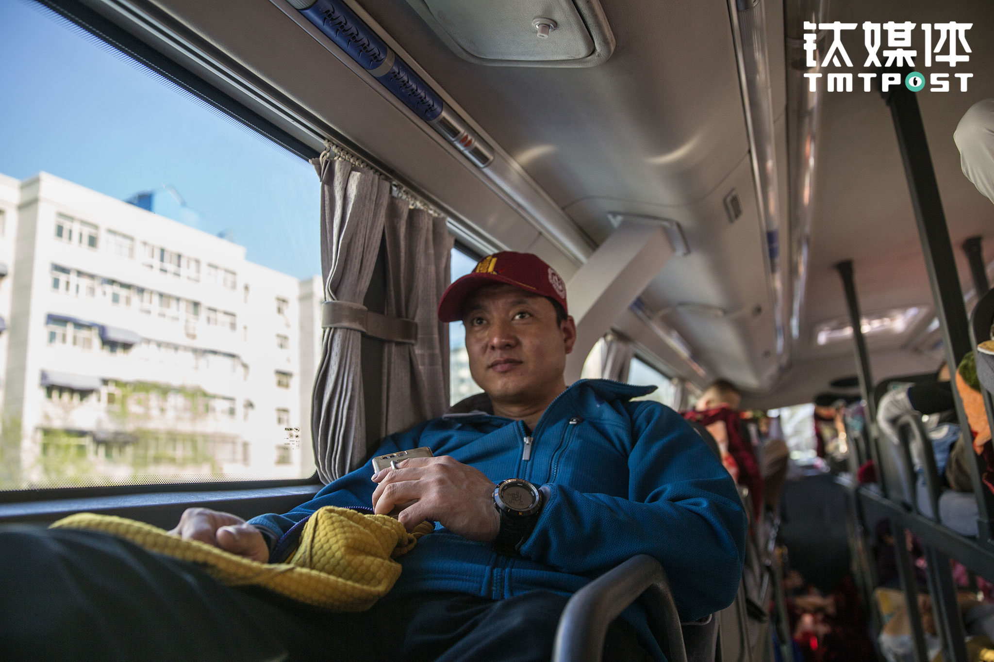 4月28日，江湖带了一支12人的小队伍，从乌鲁木齐出发前往昭苏，进行夏特古道的重装徒步活动。夏特古道是国内顶级徒步路线之一，它穿越天山，联通南北疆，从伊犁昭苏到南疆阿克苏，全长120公里，一路有草原牧场、冰川、原始茂林、冰河等景观，唐代高僧玄奘西行取经时，曾穿越这条线路。