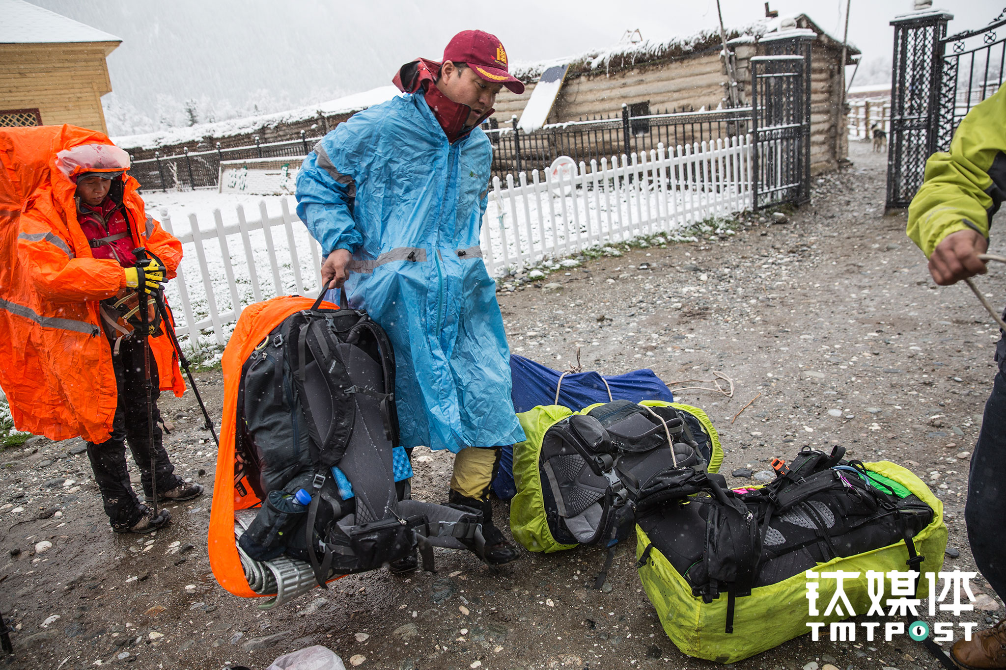 往年夏特古道穿越都是从阿克苏地区往北翻越天山，到达昭苏县的夏塔景区，由于2017年冰川融水造成阿克苏地区木扎尔特河水流猛涨无法通行，导致所有户外俱乐部都将夏特的穿越南北疆线路改为夏塔出发至木扎尔特冰川往返。4月30日早晨，江湖找牧民雇了两匹马，驼上4名队员的背包，准备送往第一天的营地。这样有4名队员从重装徒步变成了轻装。