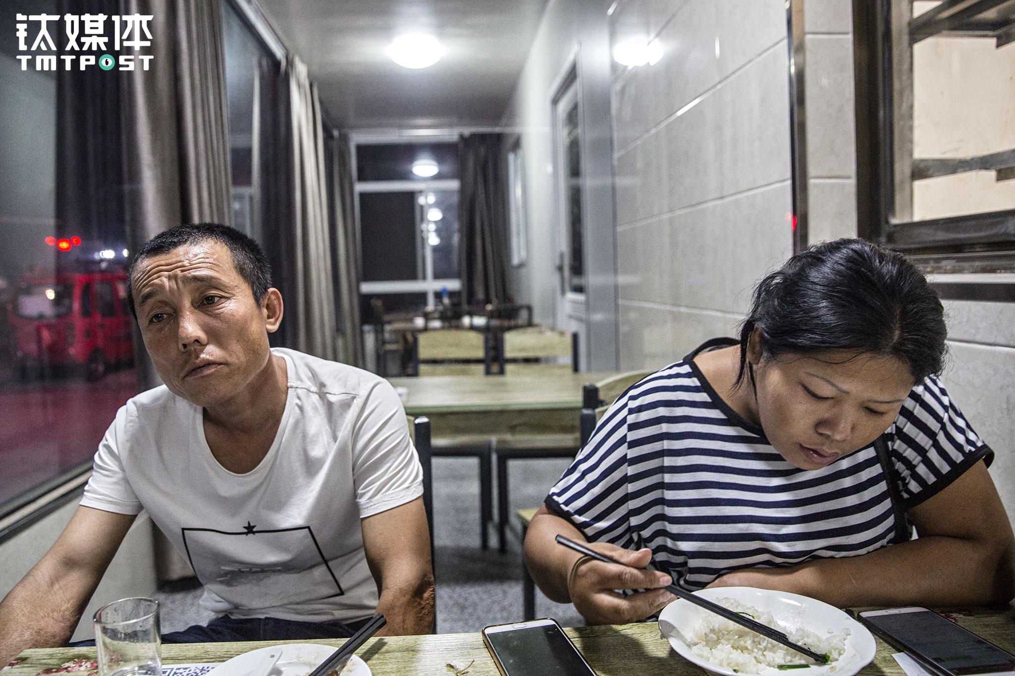 当晚11点，他们在江苏东台临海公路一家饭店吃晚饭休息。常年在外奔波，让38岁的金强显得有些苍老。他庆幸的是前几年行情好的时候把车贷还完了，&ldquo;如果现在贷款买车，一个月还一两万贷款，那日子没法过了&rdquo;，金强说，运费连年下跌，&ldquo;跌了至少三四成&rdquo;。2016年&ldquo;921最严限载令&rdquo;出台后，运费稍涨了2个月，之后又不断下跌。金强明白，限载是为了减少事故保障安全，但拉得比以前少运费还跌，这让他有点&ldquo;不知道怎么办了&rdquo;。