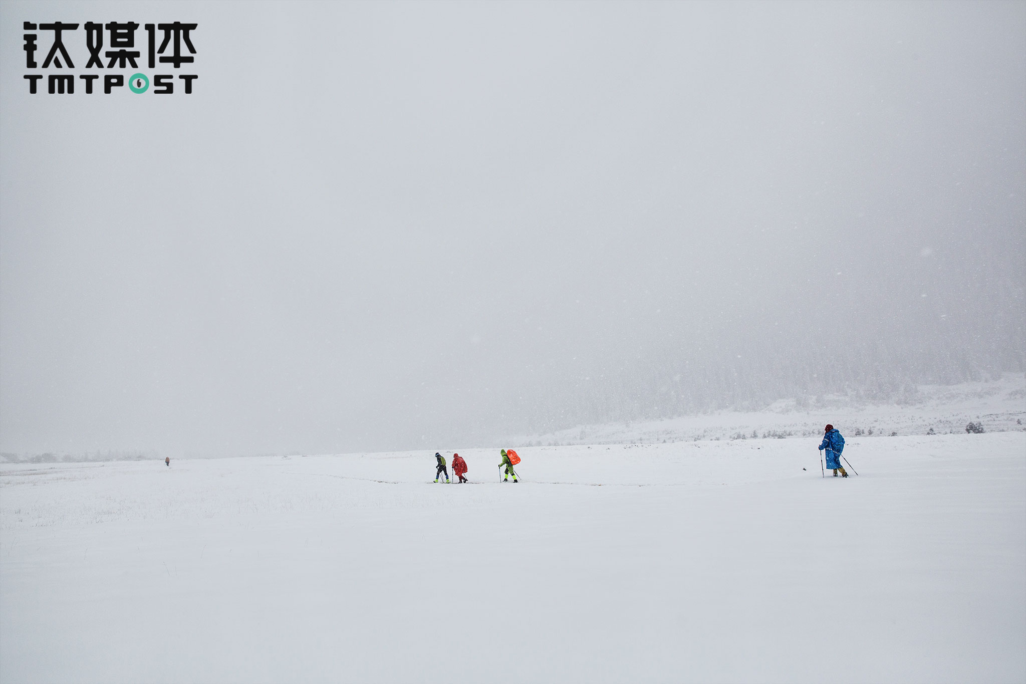 队员从夏特草原牧场走过，牧场已被白雪覆盖。在户外徒步中，&ldquo;重装&rdquo;意味着需要背负所有个人物品，包括帐篷睡袋、保暖衣物、气罐炉具、水、食物等等，这样一个重装背包，重量可超过20公斤甚至达到25公斤；而&ldquo;轻装&rdquo;则意味着有马匹或者背夫来驼走大部分物资送往下一个营地，徒步者自己只需要背负必要的食物和水等物资。