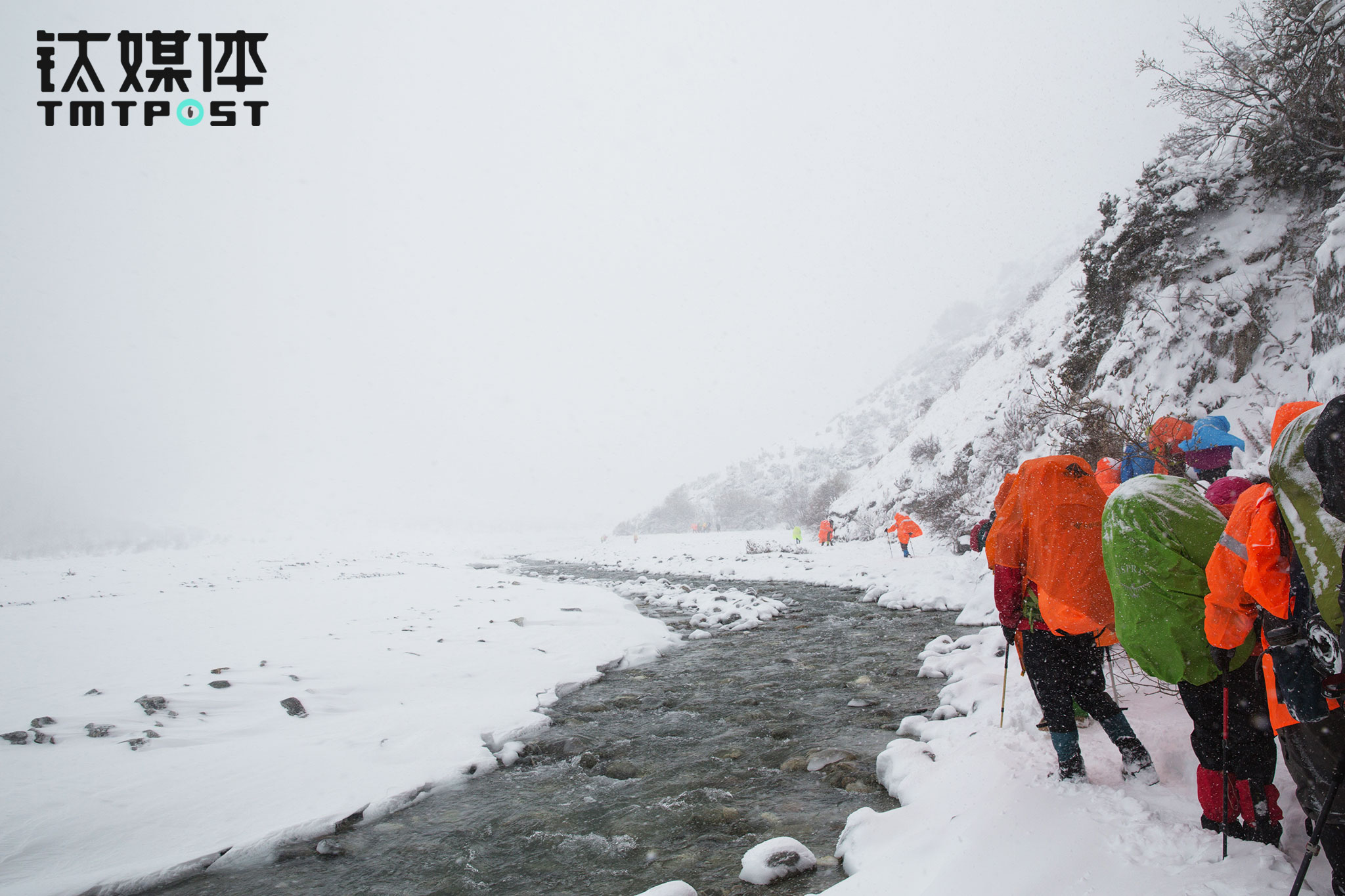 多支队伍扎堆，让徒步路上出现小范围&ldquo;堵车&rdquo;，有人开始抱怨前面的人走得太慢。参加户外徒步的人目的各不一样：有来挑战极限的，有休闲放松的，有搞摄影观光的，还有来自虐的。一些对户外活动的风险缺乏认识的人，认为户外就是约几个人背包走，相互之间还比拼谁的包最大最重，谁走得最快，谁能在朋友圈晒出&ldquo;完成不可能完成的极度危险路程&rdquo;，带队多了，江湖见过不少这样的玩家：&ldquo;这样的心态不对，户外探险不是冒险，对自己、对家庭、对队友负责，才是户外真正意义的体现。&rdquo;