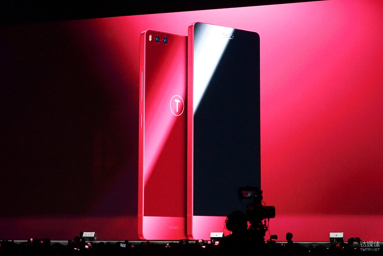 坚果Pro如期而至，这款工业设计的异类承载着锤子更大的野心