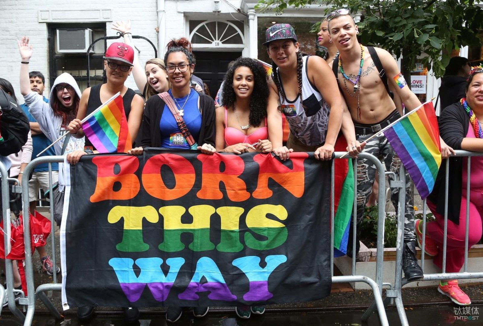 纽约同性恋游行参与者拉着&ldquo;生而如此&rdquo;的横幅。图片来源/http://assets.nydailynews.com