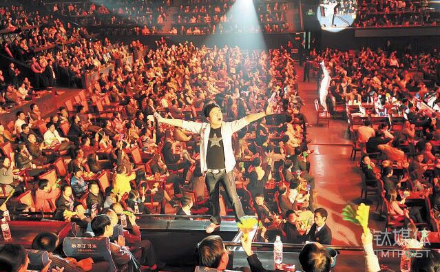 贺龙体育馆时的琴岛之夜表演