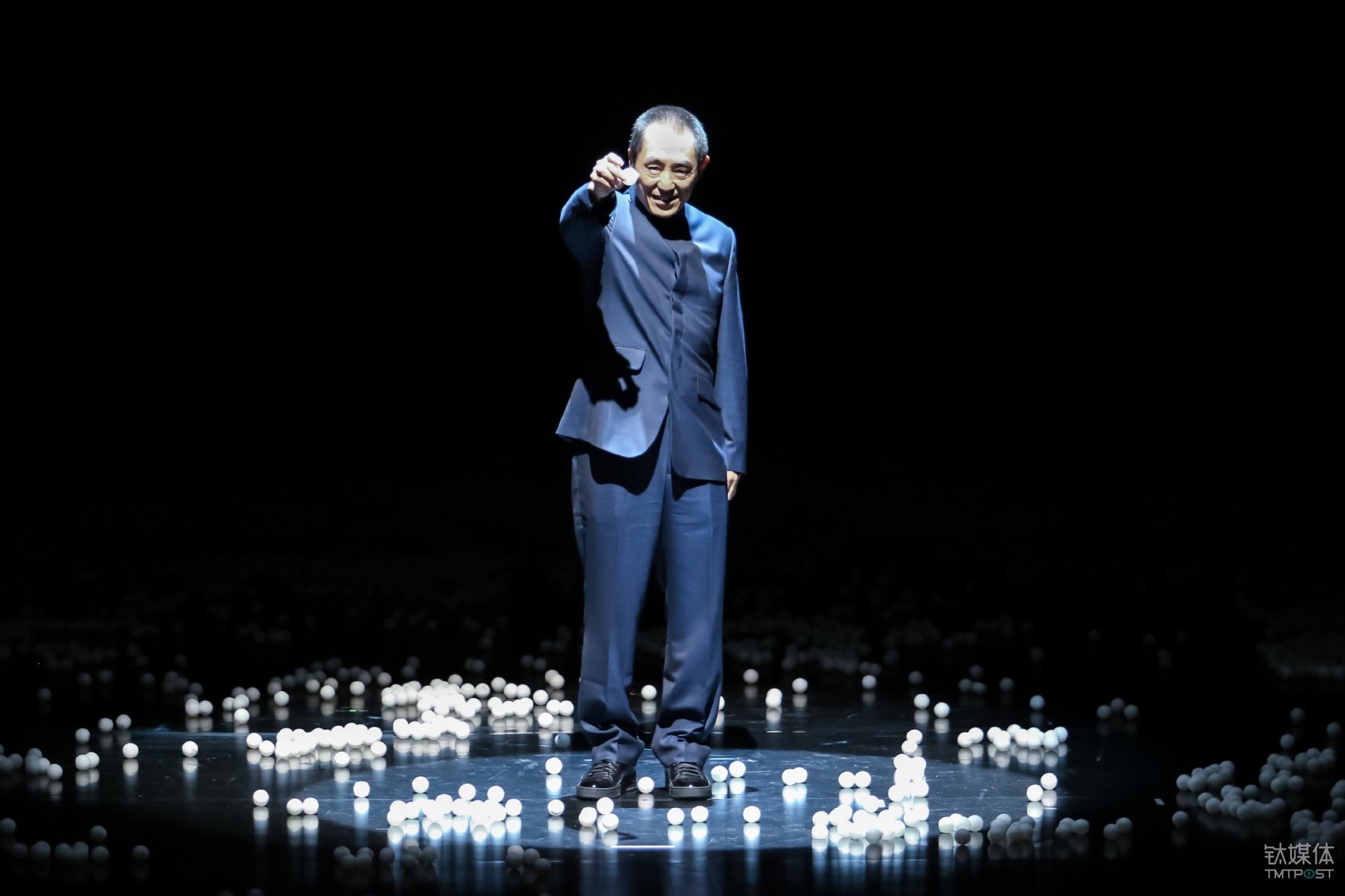 张艺谋导演在表演结束后谢幕