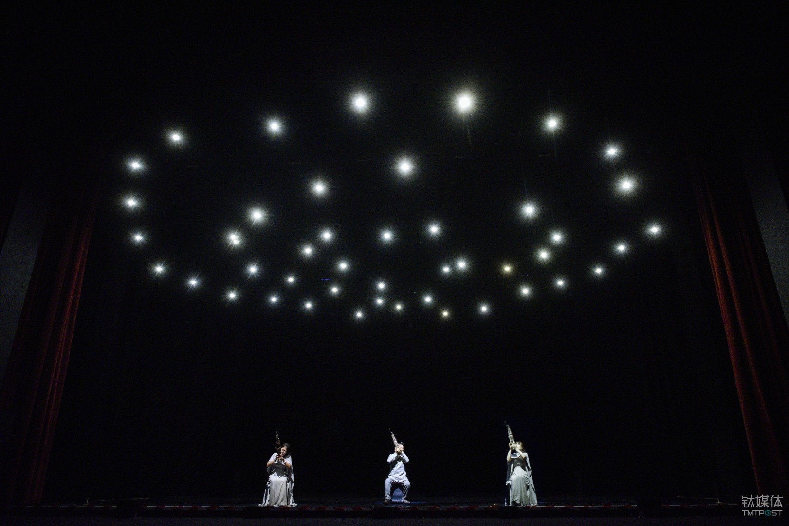 笙乐表演和无人机结合取得了惊人的表演效果