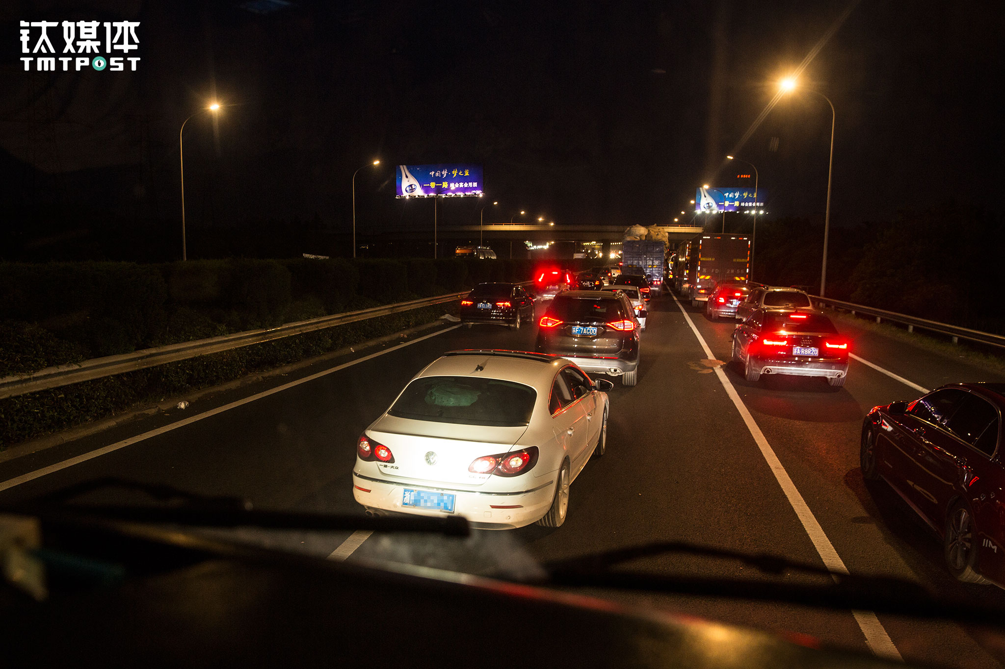 在高速上金强最怕小车，遇上高速免费他一般都不上高速。&ldquo;有的小车司机乱别乱插，非常危险&rdquo;，金强的经验是，高速上大货车以正常80/90公里速度行驶，如果前方小车在一千米之内紧急刹车，都有危险，&ldquo;有的小车在高速上找出口会急刹车，我们车货总共40多吨，等看清楚再反应过来，都会有撞车和侧翻的危险。我认识一个司机，前面小车急刹车找出口，他大货车直接就骑到小车顶上，小车里当场死了3个人，非常惨烈，就去年的事&rdquo;。