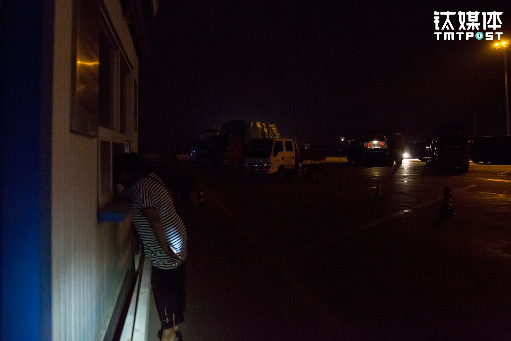 虽然害怕偷油贼，但他的车从没在高速服务区丢过油：&ldquo;每次到服务区我都找保安，给保安20块钱，偷油的就不会打我车的主意了，要么就是我媳妇儿不睡觉看着油&rdquo;。在服务区转了5分钟，金强把车停到保安亭旁边，王静下车想要找到保安，透过窗户她看到有一个保安在睡觉，跟商店的人打听，才知道这里有两个保安，除了睡觉的这个，另外一个在外面巡查去了。