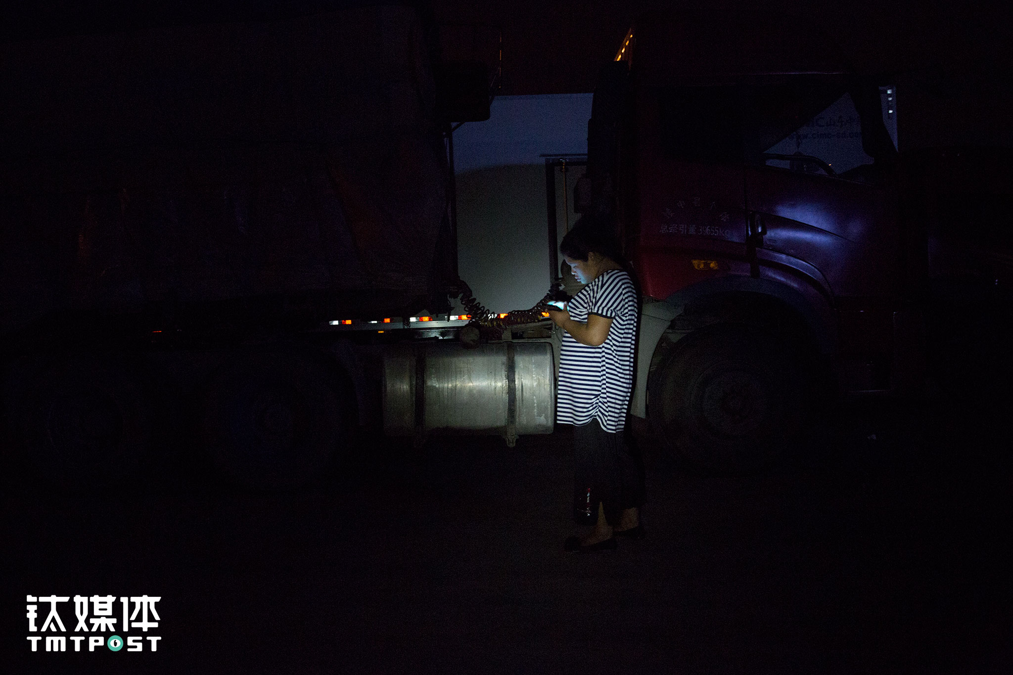 金强非常疲惫已经入睡，王静则在车外看着油。偷油贼一般开着改装的面包车，从车里牵一根大管子到油箱，用特制的钳子撬开油箱盖，一箱300多升的油，两三分钟就能全部抽走。