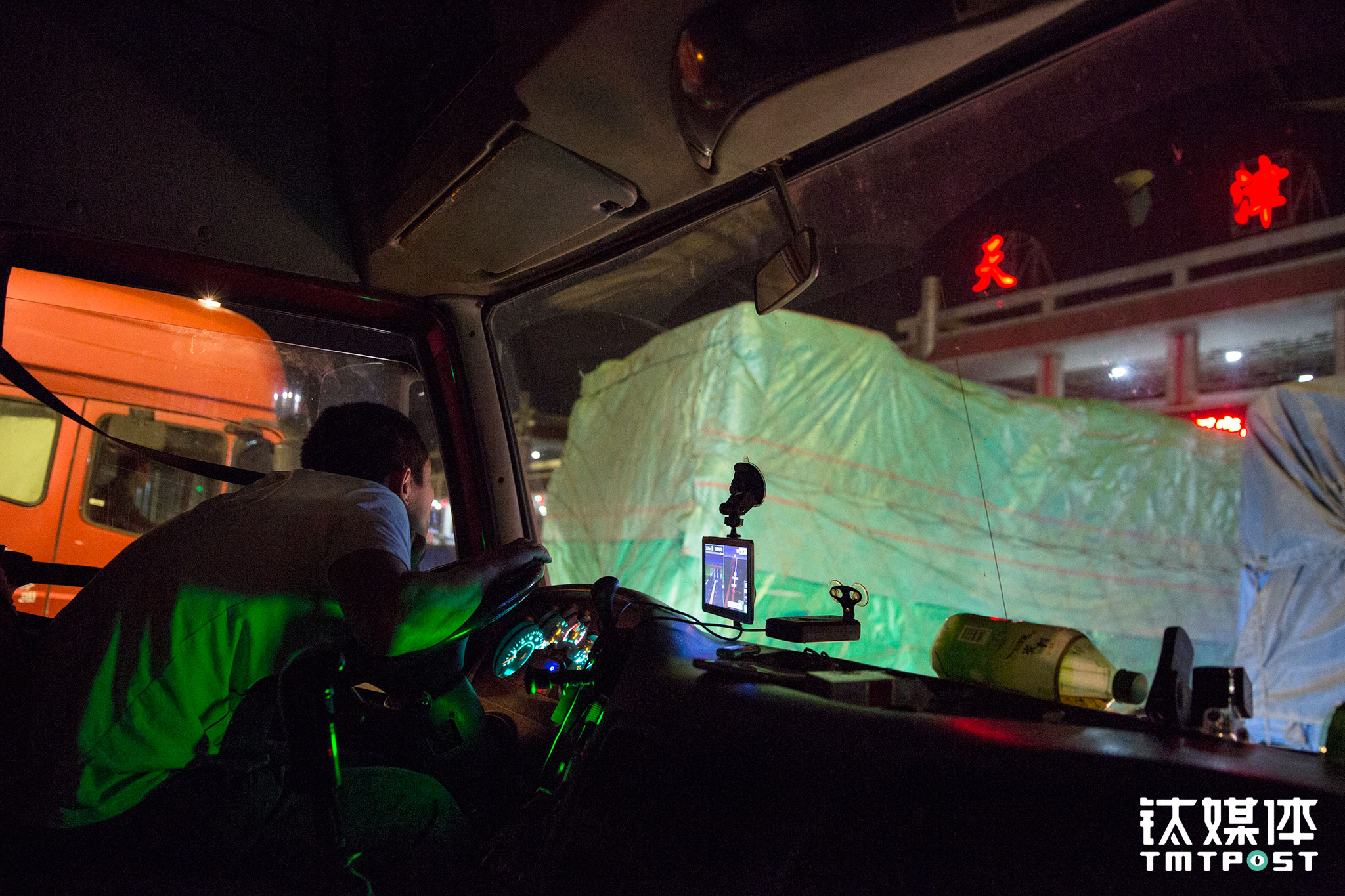 凌晨2:45，车开到最近的一个高速收费站，交钱过去之后，他把车停在收费站出口，这才放下心补觉。刚睡下半个小时，他迷迷糊糊地对王静说：&ldquo;车别着旁边货车停了吗？&rdquo;王静告诉他停好了，他才睡过去，接着王静趴在方向盘上睡着了。