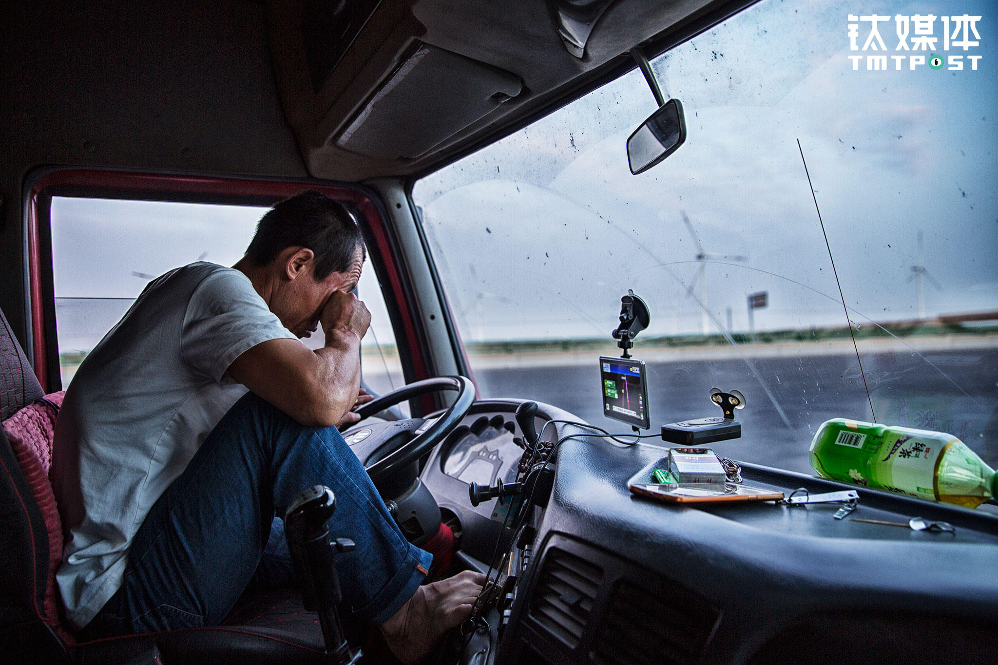 经过狼狈的逃离，13日早上4:50，在收费站外停车睡了不到两个小时的金强醒来，接着发车上路。