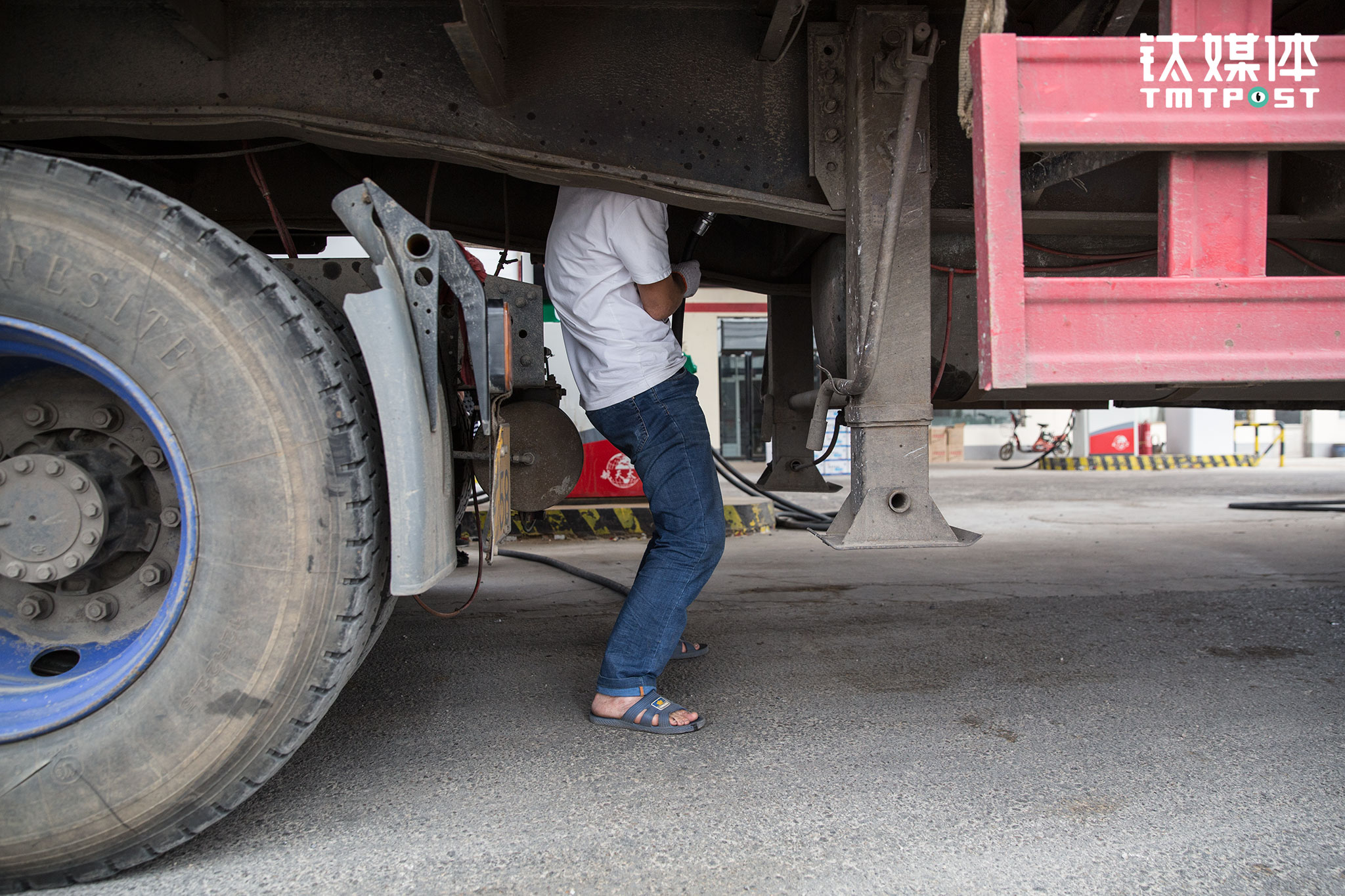 在辽宁北镇一家加油站，金强灌满了车底的储油罐，金强家在北镇，这里也是一路上油价最便宜的地方。除了走底路省钱，货车司机还会通过&ldquo;加小油&rdquo;来省钱，小油是一些来历不明或品质较次的柴油，一般比正规柴油便宜一块多钱每升。&ldquo;我车满载的情况下，如果全部走高速，烧中石化中石油的柴油，上海到满洲里3000多公里，成本就要合6块多钱一公里，跑一趟不仅不挣钱，搞不好还会亏本&rdquo;。