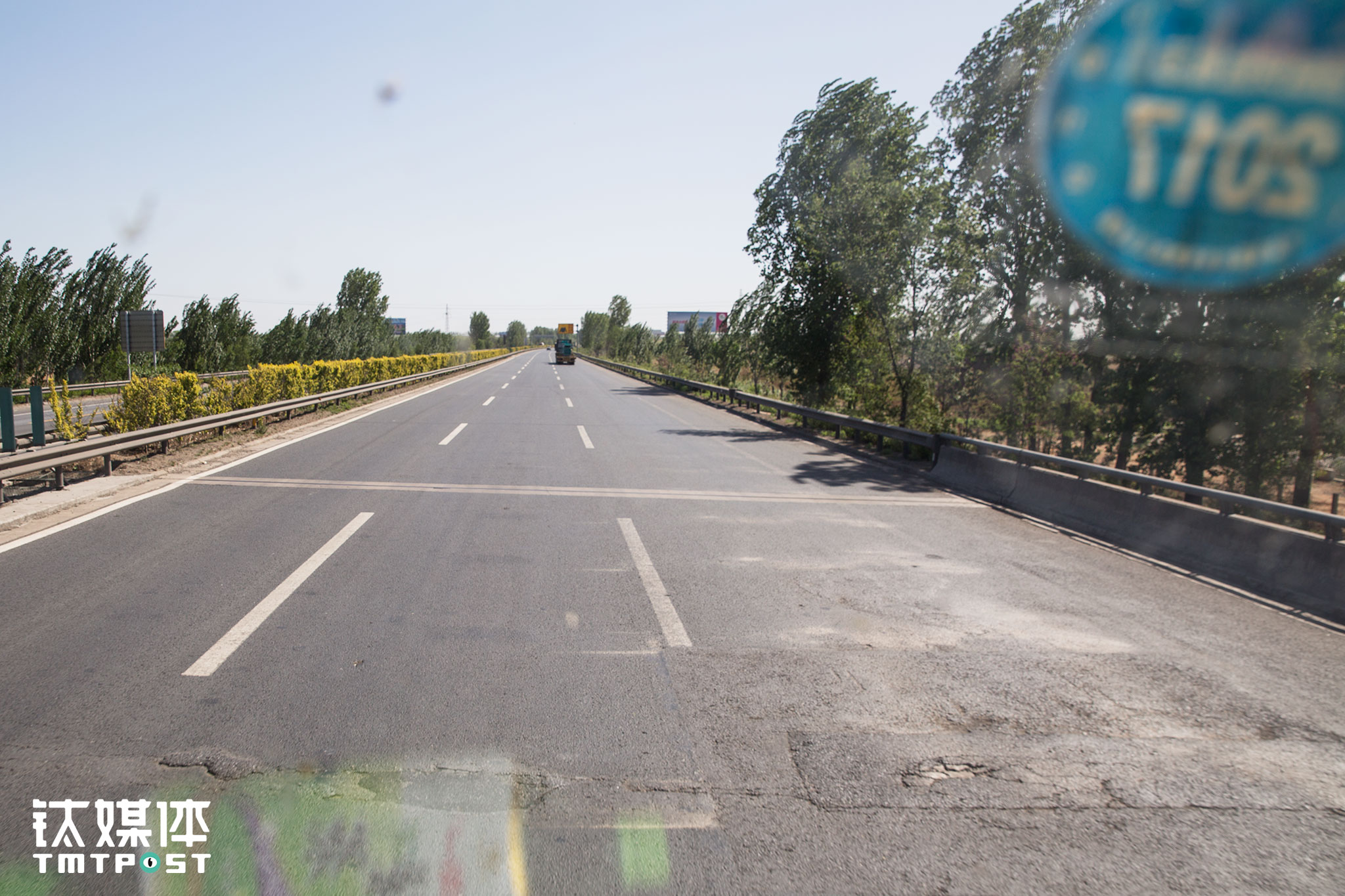 货车司机把京哈辽宁段戏称为&ldquo;大坑高速&rdquo;，因为路况不好，路上很多坑。走底路是货车司机的行话，为了节省过路费，跑物流的司机一般不会全程走高速。这一趟从上海到满洲里，如果全程走高速，金强要多缴2000多元过路费。