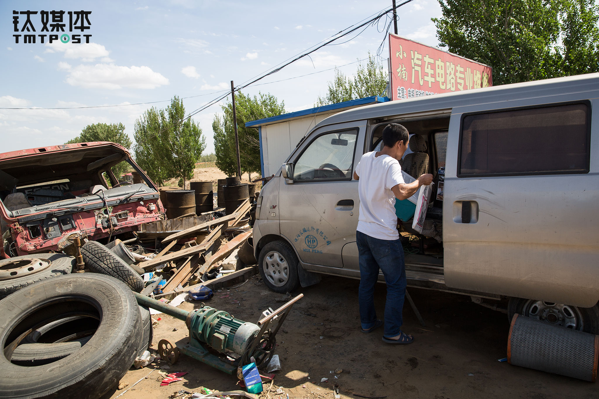 金强把货车驾驶室里放着的锅碗瓢盆等东西都拿到朋友的汽修厂，天气热起来，食材不好保存，他们没法在再路上做饭。这个汽修厂离金强家只有几公里，为了赶时间，虽然出门快两个月，夫妻俩这次也暂时没法回家。