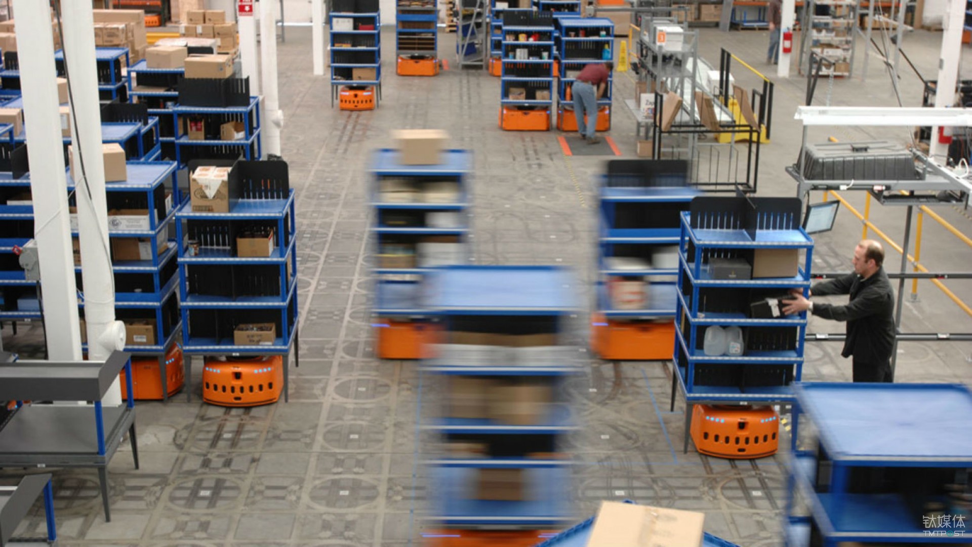 在收购 Kiva Systems 后，Amazon 打造出了世界上最庞大的仓库机器人集群