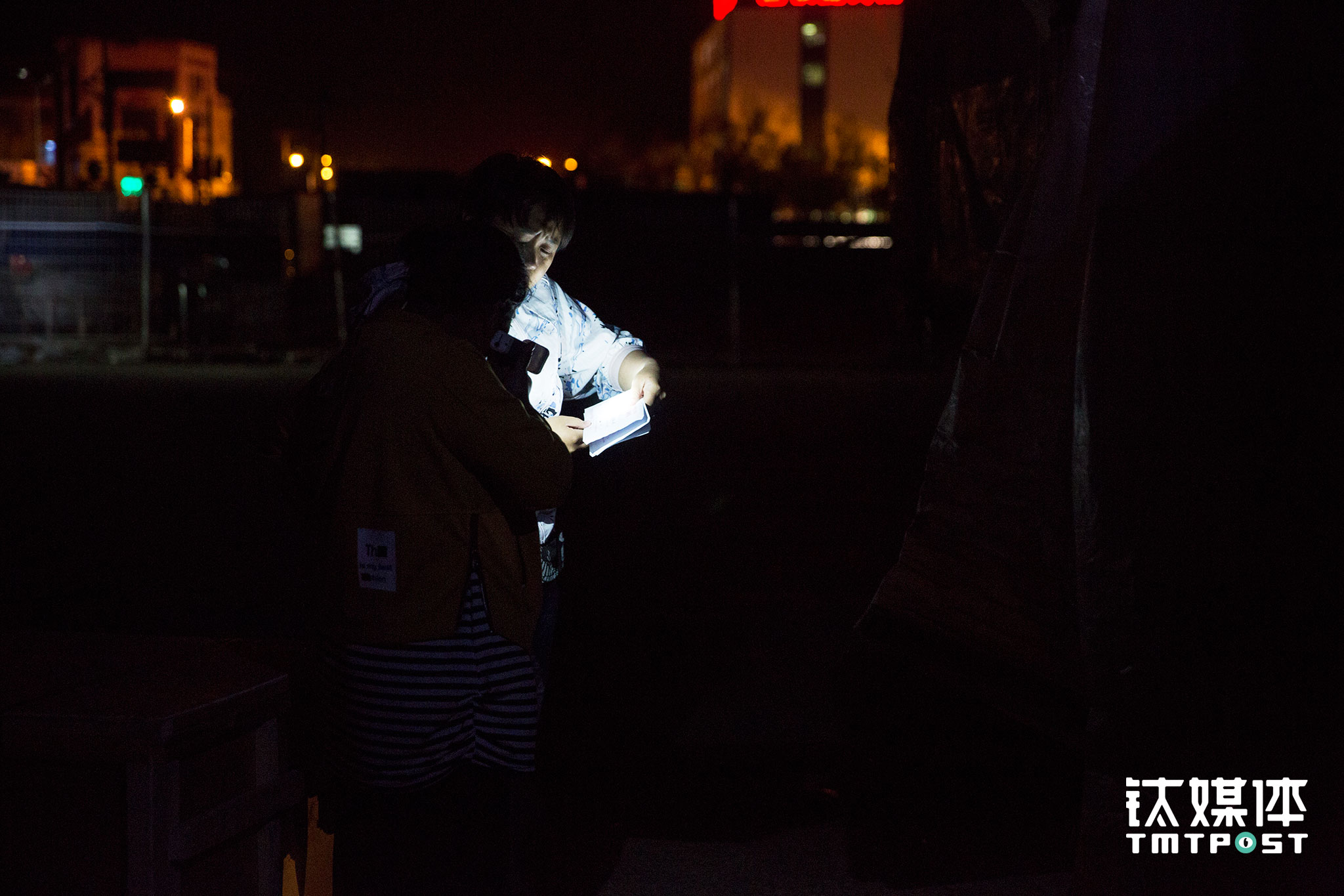 金强在车上忙碌，王静也忙着跟物流公司货站老板核对货单和账单。