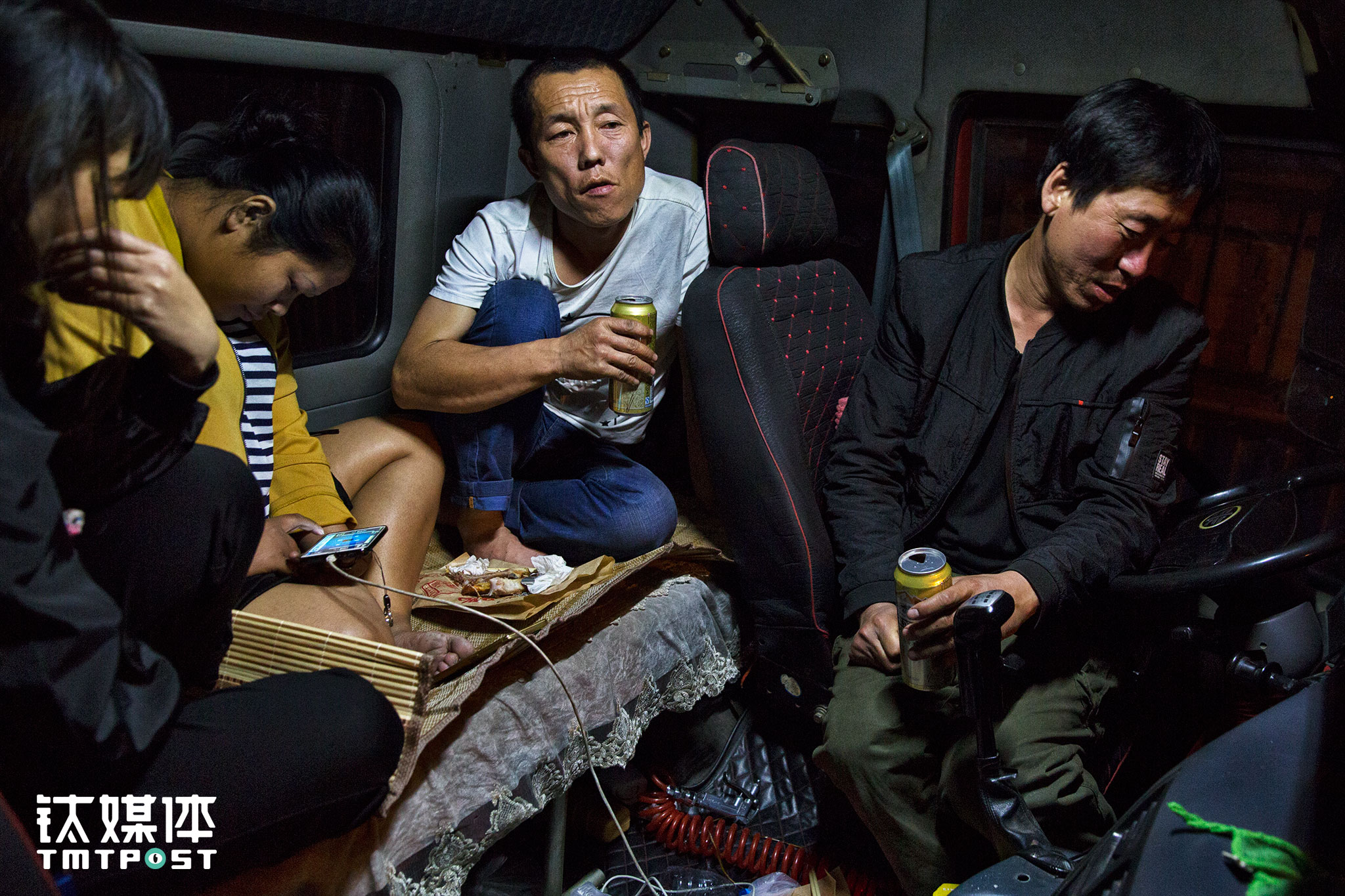 13日当晚卸完货，金强夫妻和朋友曹哥夫妇约在通辽一家油站外见面。曹哥夫妇也在外跑货运，他们比金强入行早，干了快20年了，这一趟他们刚从满洲里到锦州，正好路过通辽，大家两个多月没见了，就约着喝一杯。四个人在车里聊着路上遇到的事。曹哥说，身边90%的货车都是夫妻车，&ldquo;行情不好，雇个司机一个月多万把块钱的开销，大家基本都雇不起司机，夫妻一起在路上也是个照应，女的管钱和货单，男的开车&rdquo;。