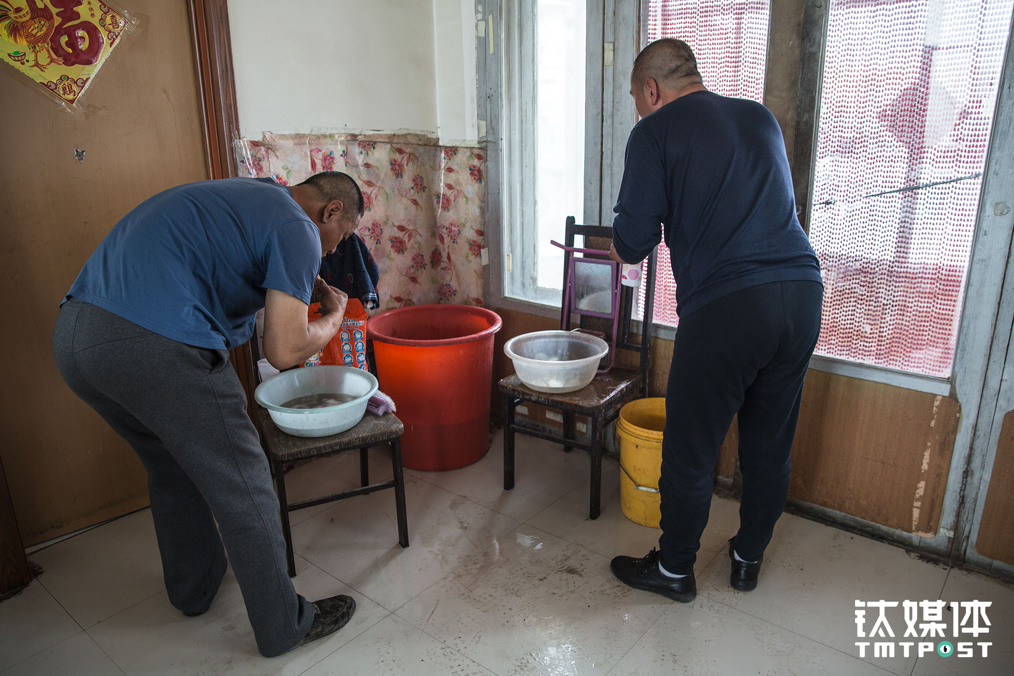 5月14日早上9点，通辽往北的111国道旁一家饭店，两名货车司机在吃饭前洗漱。据统计，中国有三千万货车司机，他们完成了中国物流75%的运输量。出门在外，他们都只能以车为家。