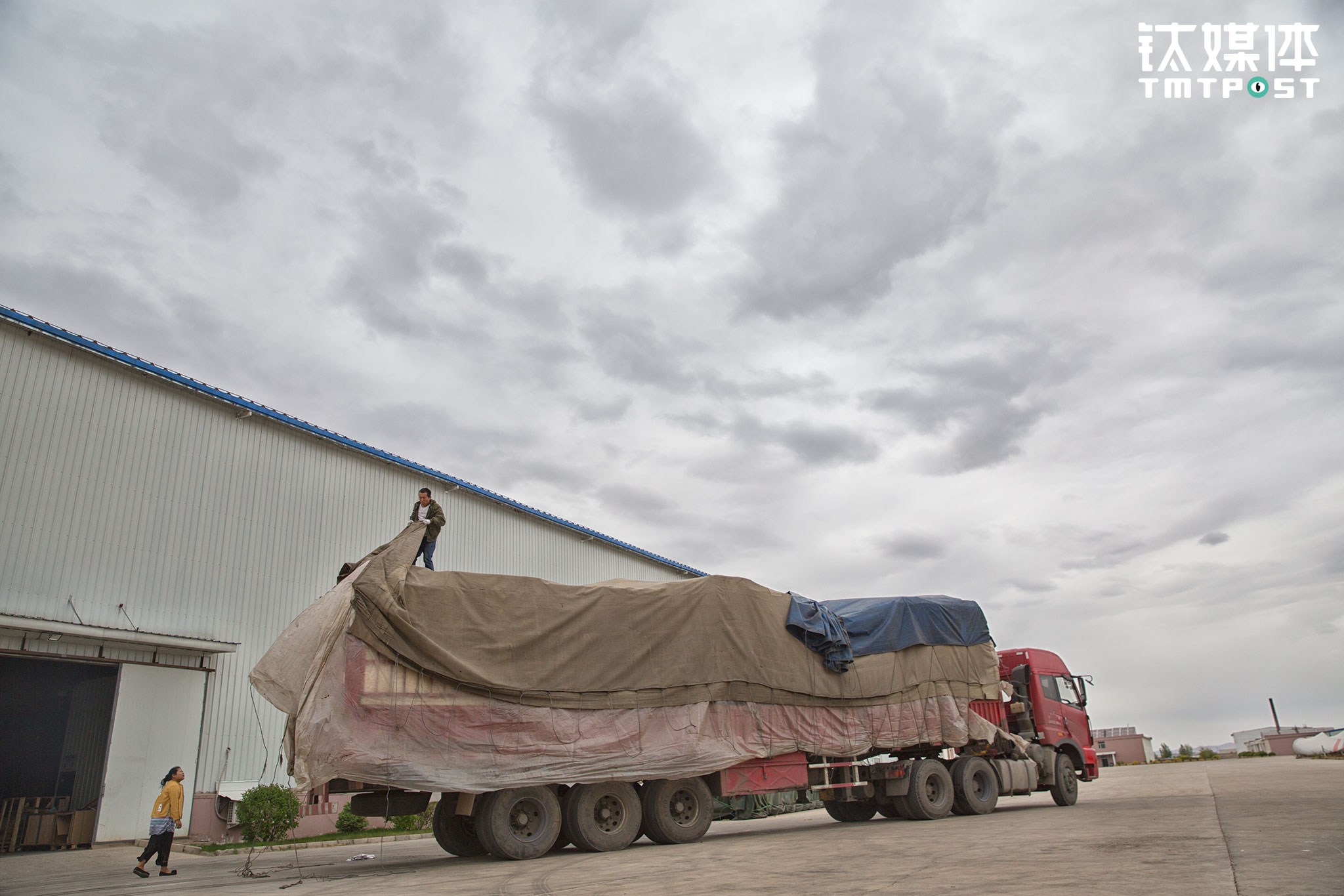 14日下午，金强一路赶到乌兰浩特，在这里他们要卸两批货，看天气似乎要下雨，金强只能加快进度。
