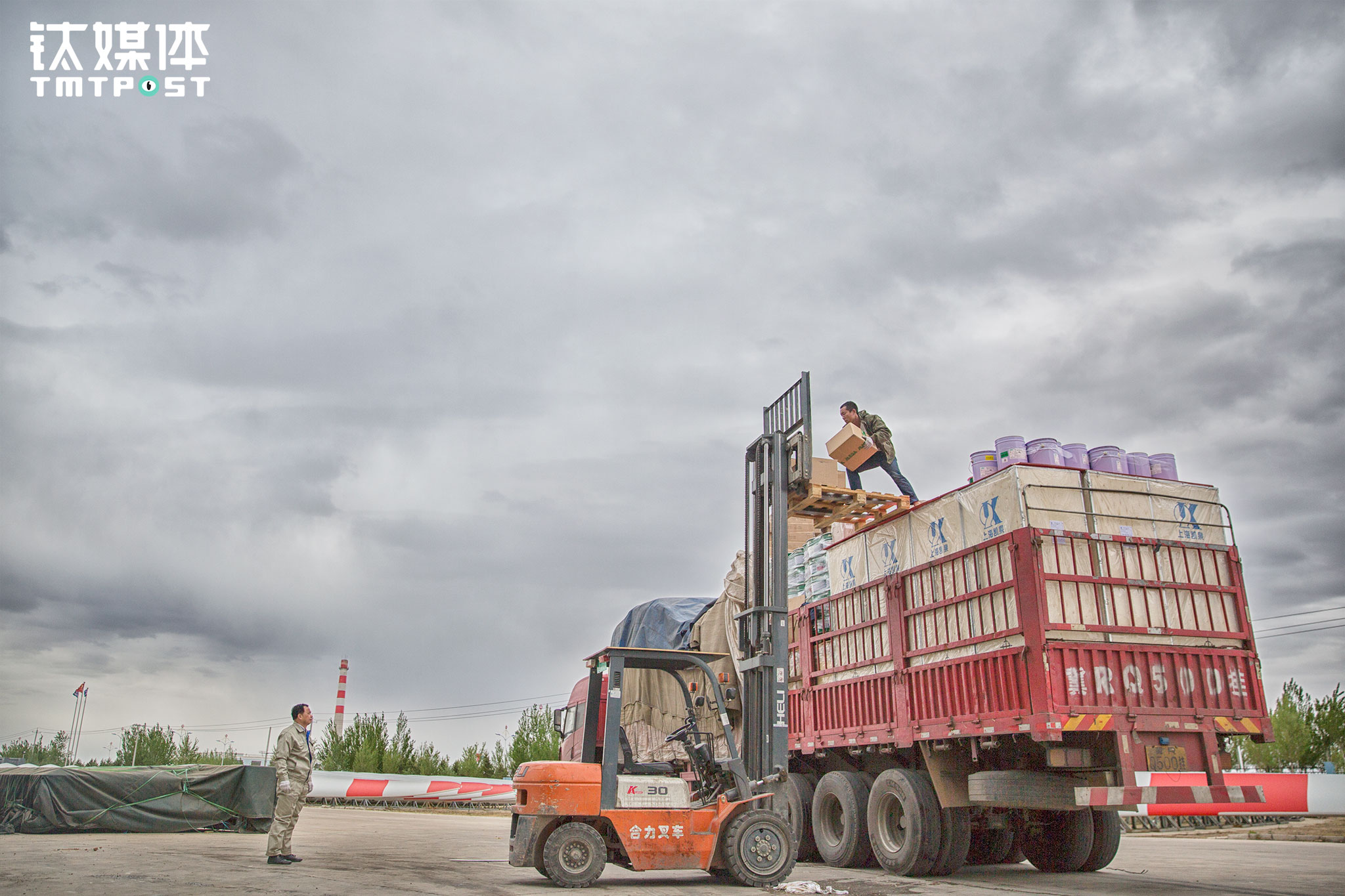 每次卸货，如果货主人手不够，金强都会主动充当搬运工。他清楚地记得最辛苦的一次，在齐齐哈尔，当时下着雨，货主人不够，他只能在雨里帮忙搬，当天卸了四次货，夫妻俩换了四身衣服，换到最后也不想换了，金强说，当时只把车开回家，&ldquo;再也不干这活了，太累了&rdquo;。
