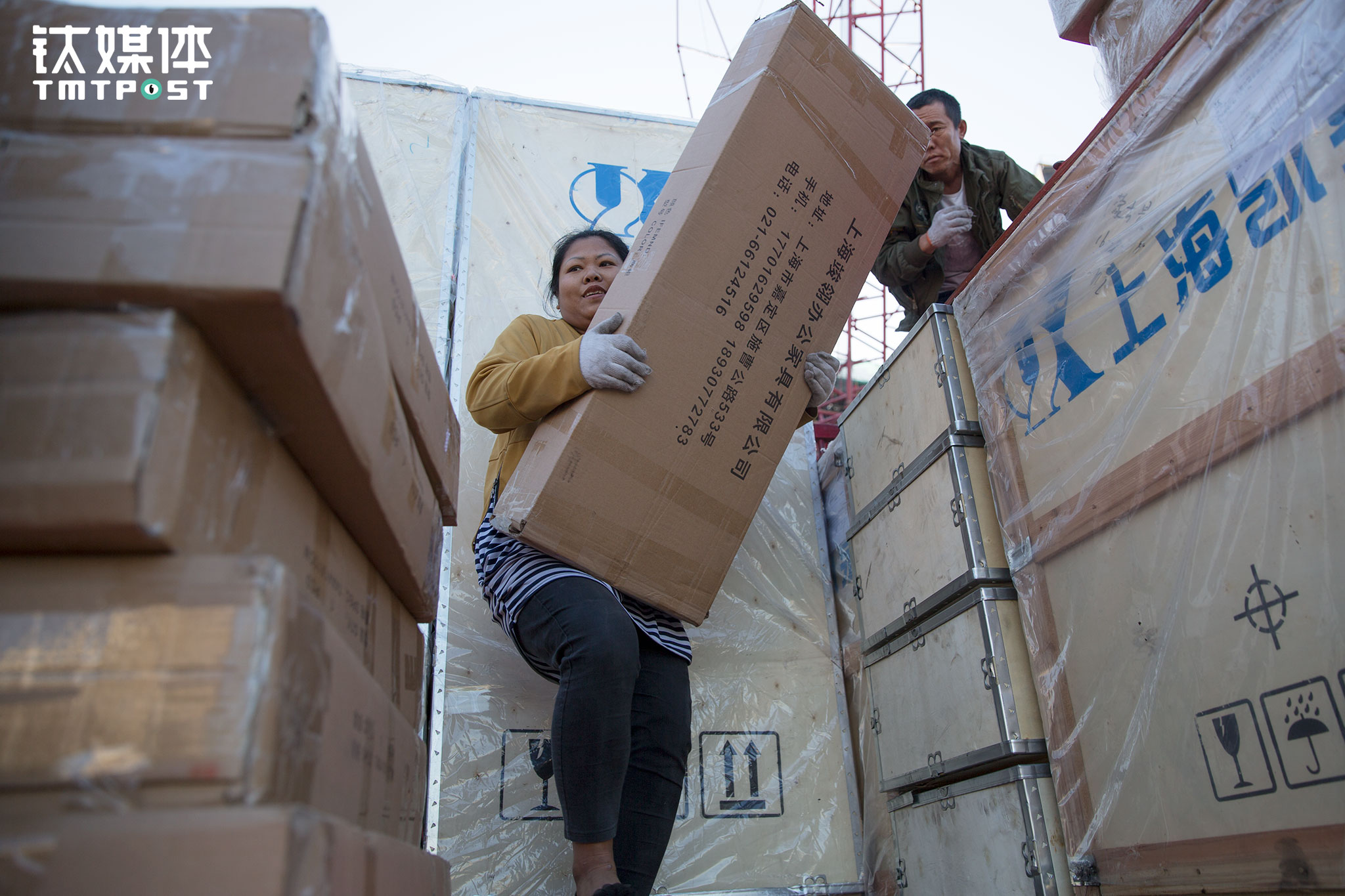 15日一早6点，金强俩人开始在工地卸货。看到王静像个&ldquo;汉子&rdquo;一样搬东西，这几天一直在着急催促的货主也释然了，他笑着对金强说：&ldquo;你这媳妇儿真不错，你们俩这配合不错。&rdquo;