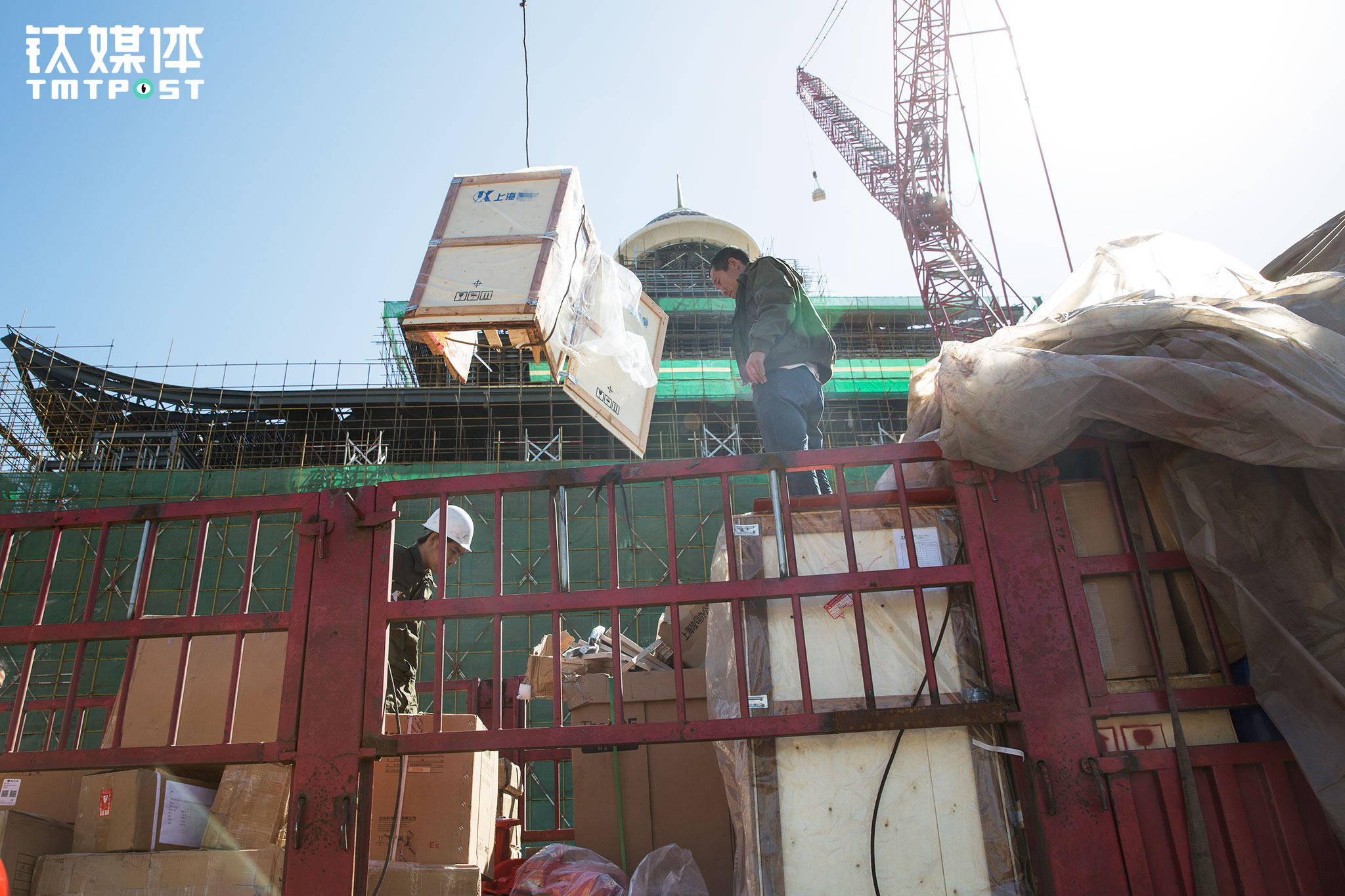 大家在按部就班卸货的时候，出了点意外状况。塔吊在吊货箱时，绳子没绑好，一件四百多斤的货从箱子里掉了出来，砸坏了金强货车上一架钢琴。