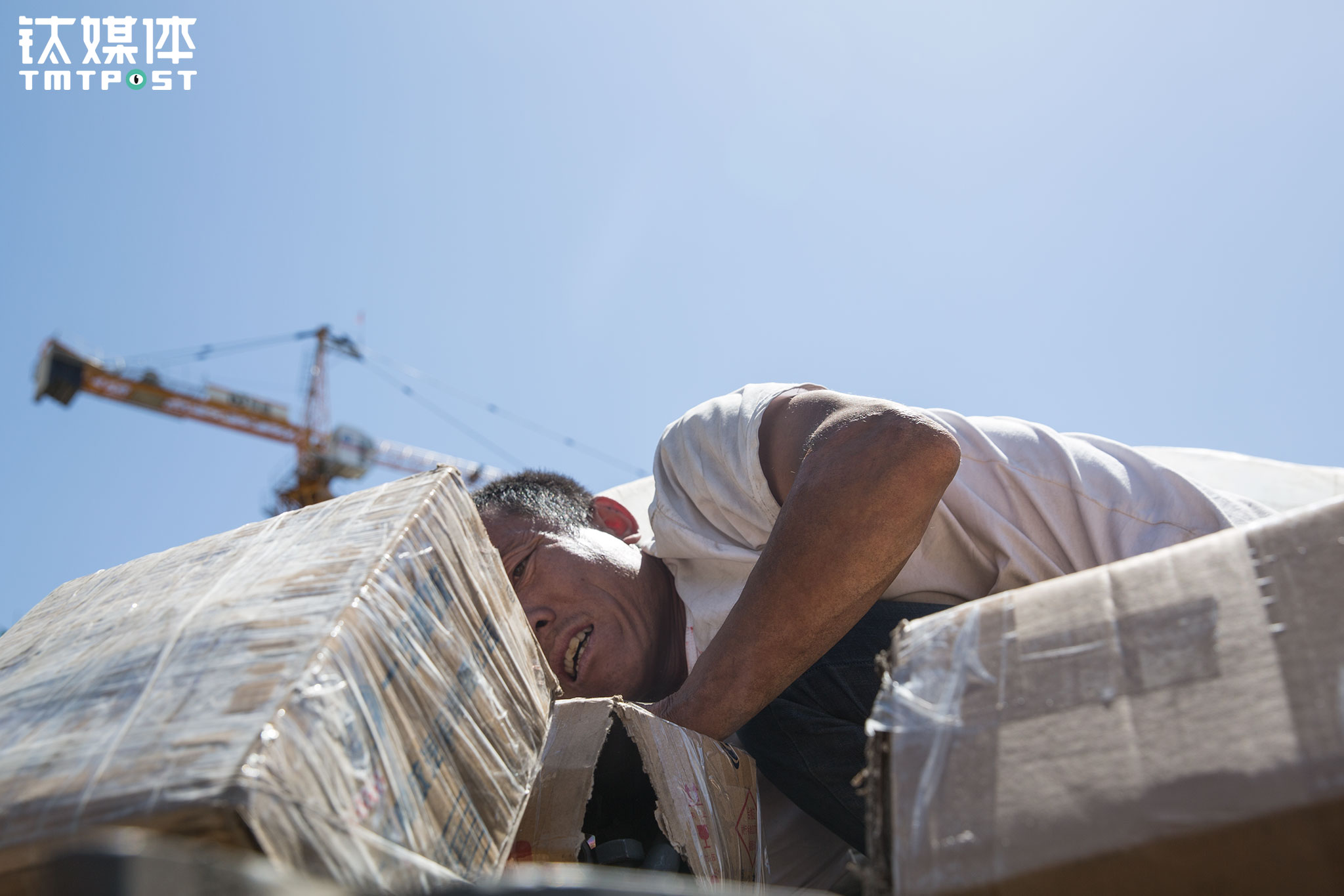 金强给物流公司上海的货站打电话汇报，物流公司在乌兰浩特当地货站的人要出面调解。&ldquo;还好没砸到人，几百斤的东西，砸上就废了&rdquo;，金强顾不上后怕，趁着间隙整理货仓。