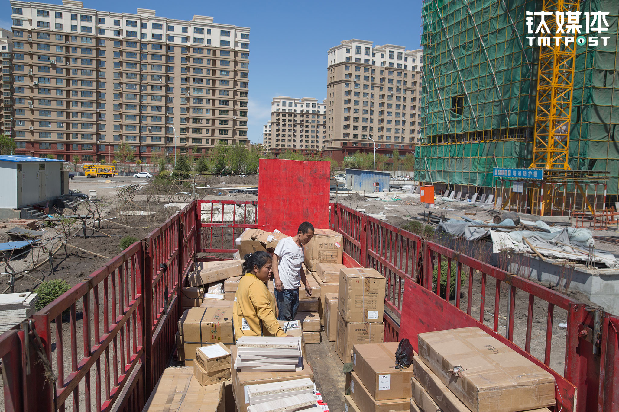 当地货站的人赶来，双方协调解决完事情后，大家都散去了，只留下他们两人，把高栏、栏板、立柱重新装上。