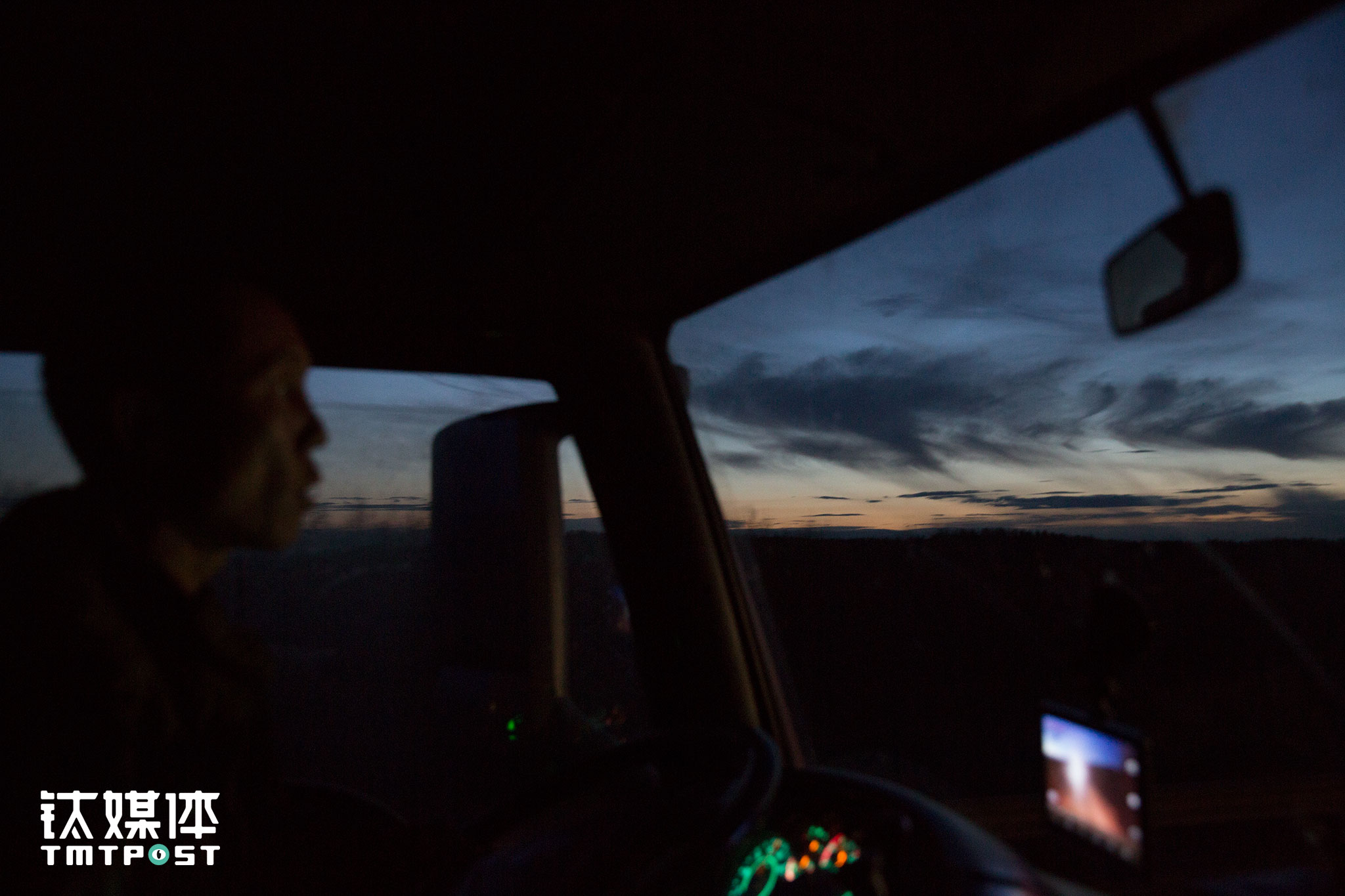 晚上8点多，金强驾车途经阿尔山，这段山路他开得非常小心。每年冬天他都要经过阿尔山，而冬天在阿尔山开车是最危险的：&ldquo;有一次开车，路太滑，上坡的时候摆尾了，差点出事，后来逃过一劫。&rdquo;当时那十几秒，金强不敢出声惊醒在睡觉的王静，&ldquo;怕她害怕&rdquo;。