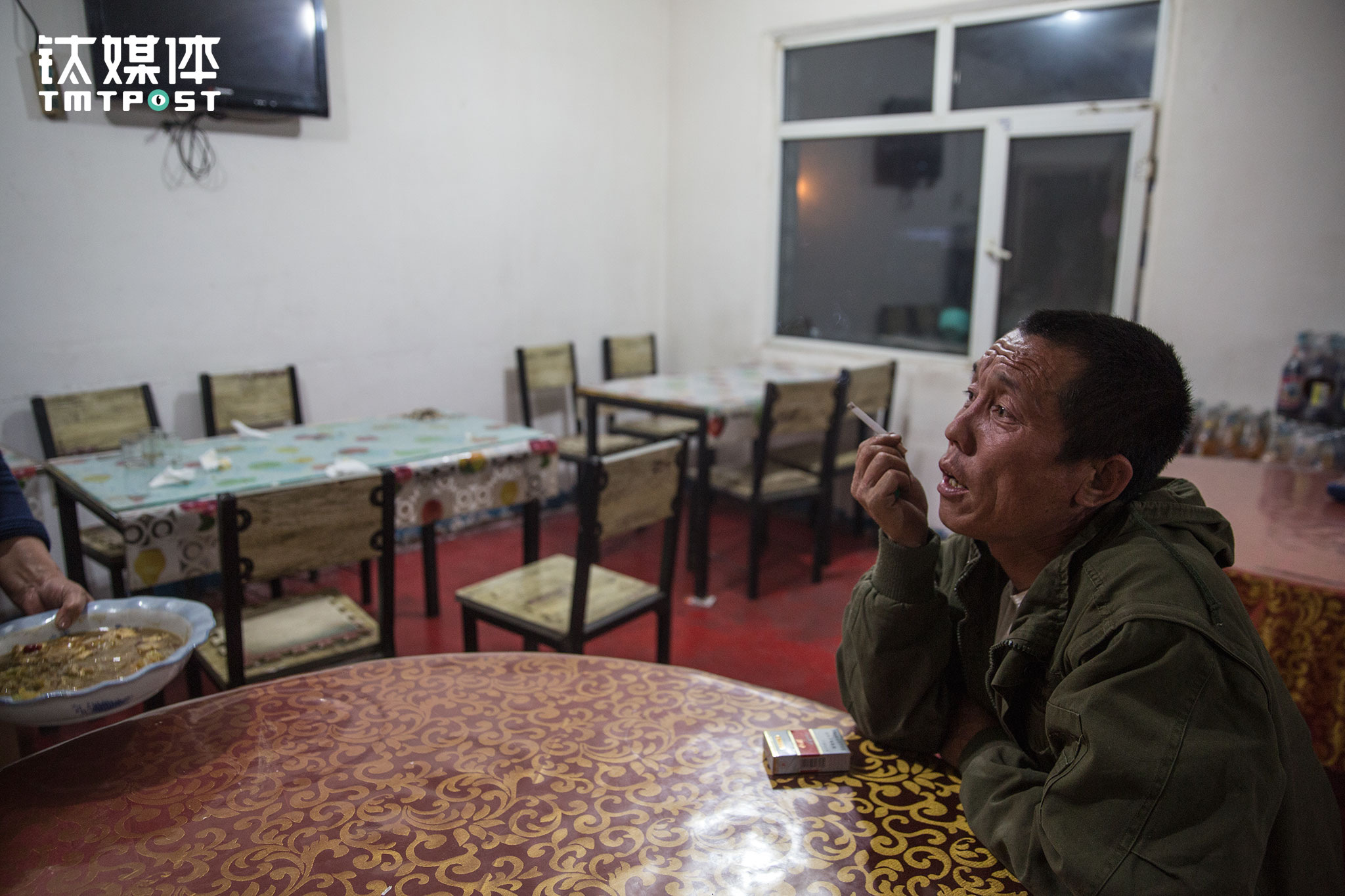 晚上9点多，车开到了伊尔施，在这里两人才吃上这一天的第一顿饭。