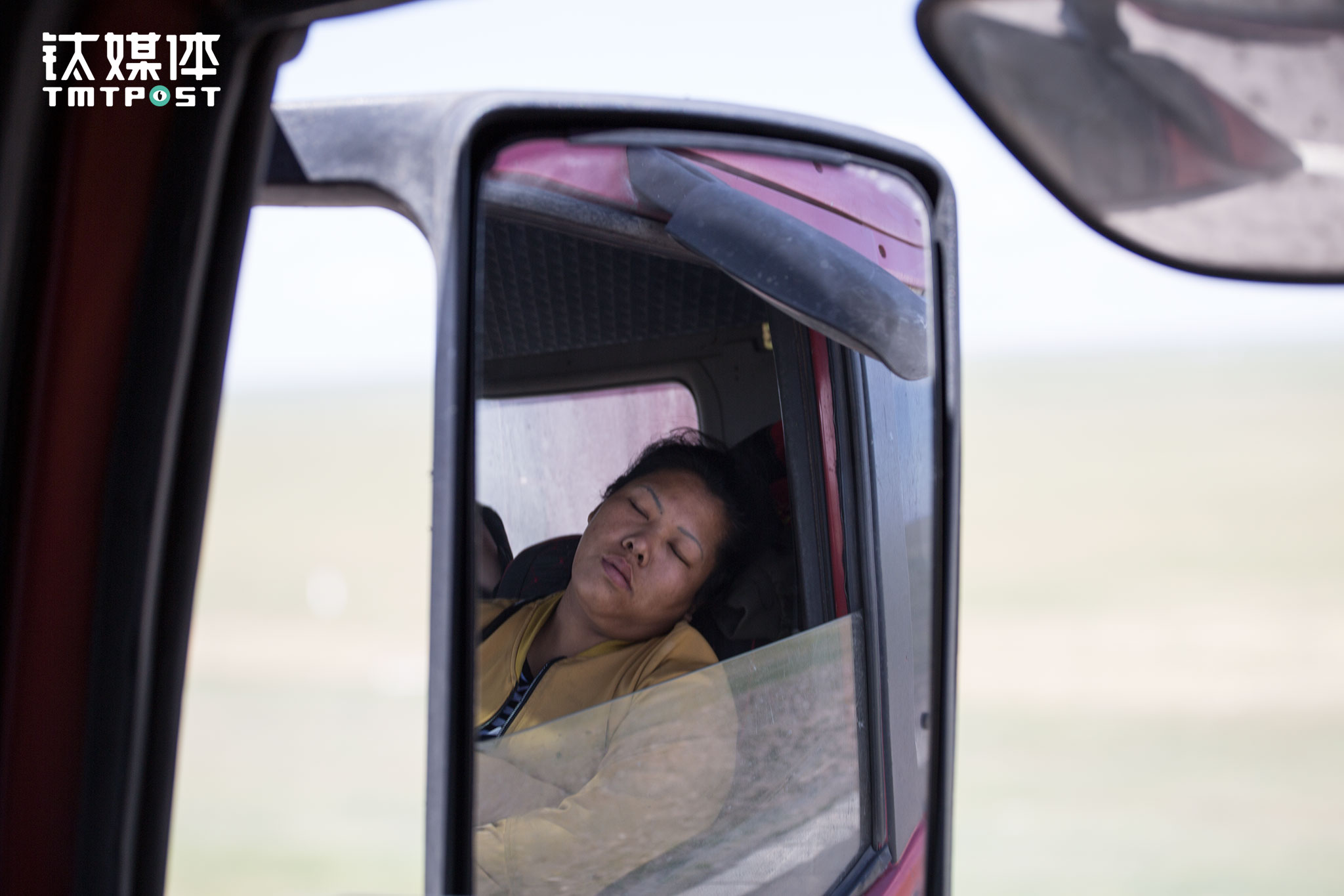 临近满洲里，王静疲惫地在车上睡着了。