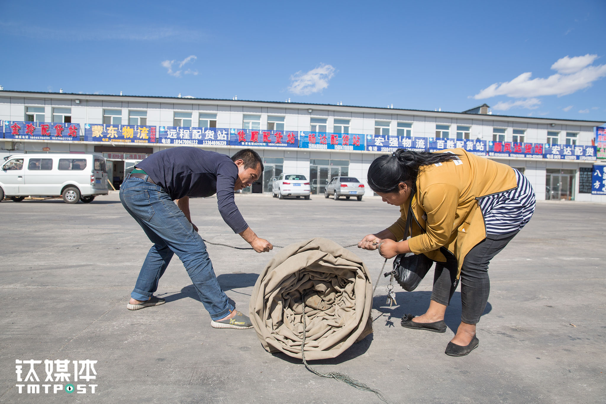 16日下午3点，达到满洲里国际公路物流园，两人合力收起了油布。