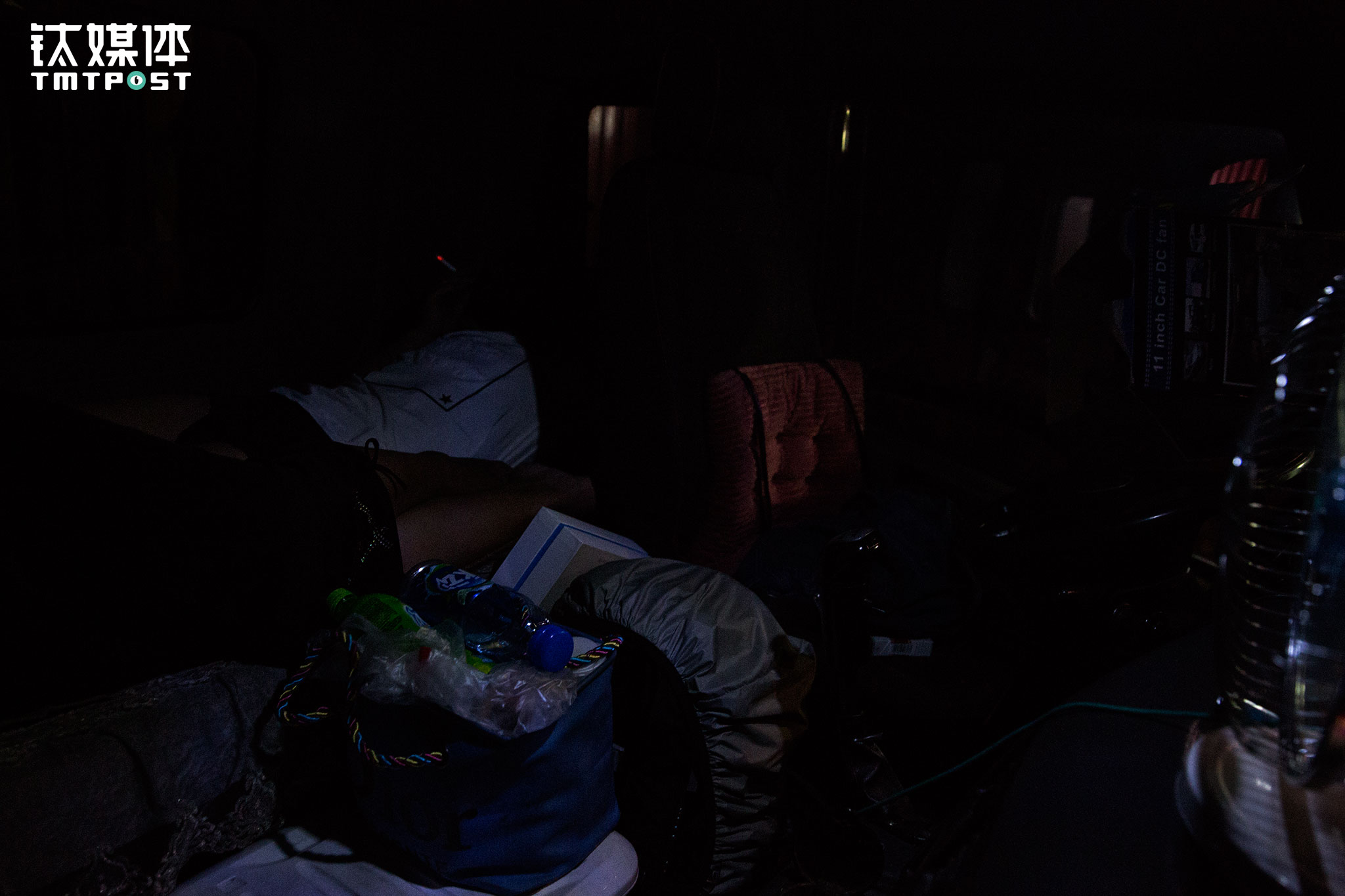 在外跑车，夫妻俩晚上从来不睡旅馆，他们把这辆解放卡车的驾驶室称为&ldquo;解放宾馆&rdquo;，一年到头他们有三分之二的时间睡在这个&ldquo;解放宾馆&rdquo;里。不睡旅馆，是为了节约成本，更多是为了车上的货物和油的安全。&ldquo;解放宾馆&rdquo;里有上下铺，上铺堆满了一路上的生活用品没法睡，俩人一边一倒就睡在了下铺。