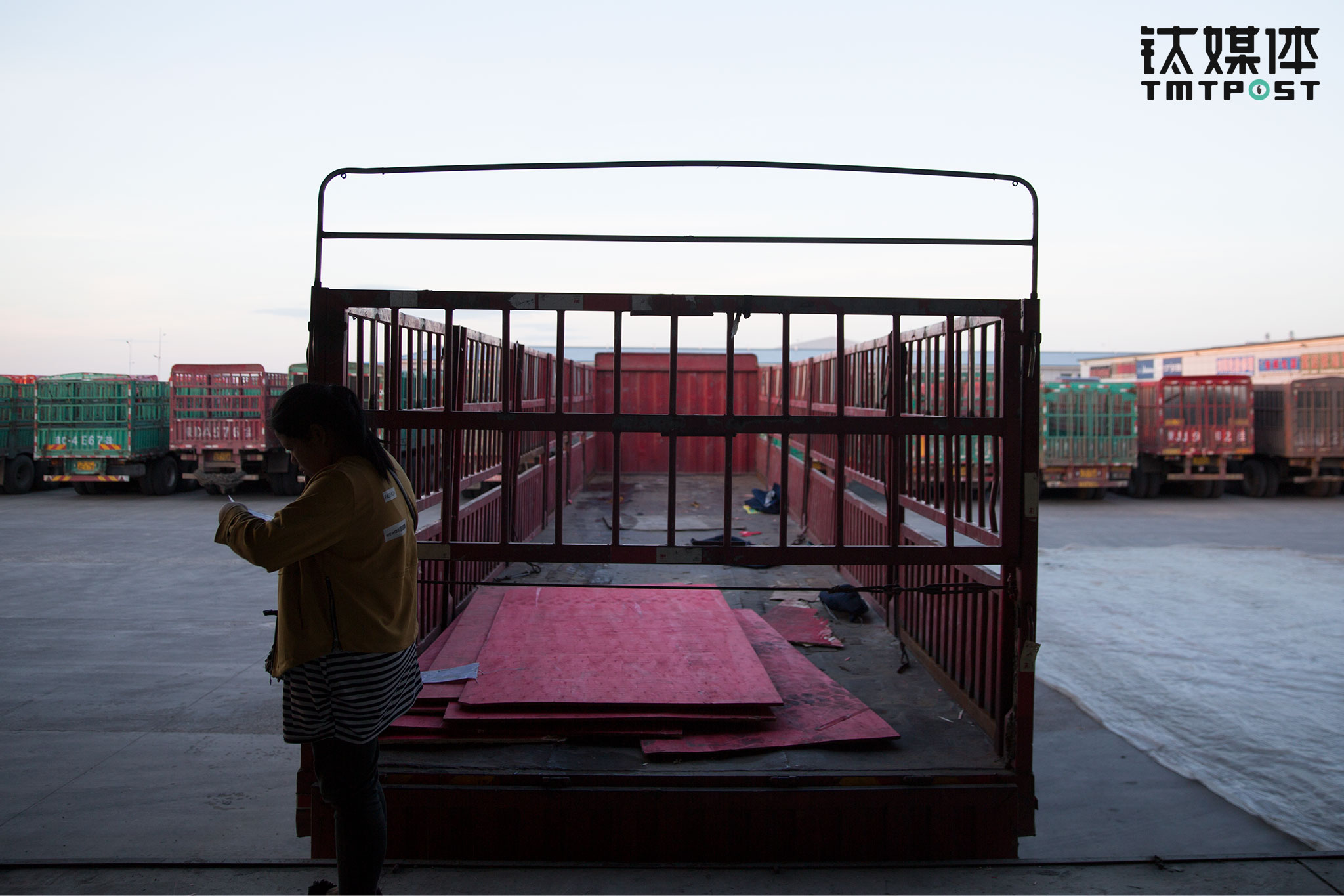 16日下午7点半，他们卸完了最后一批货，原本满载的货仓终于清空。