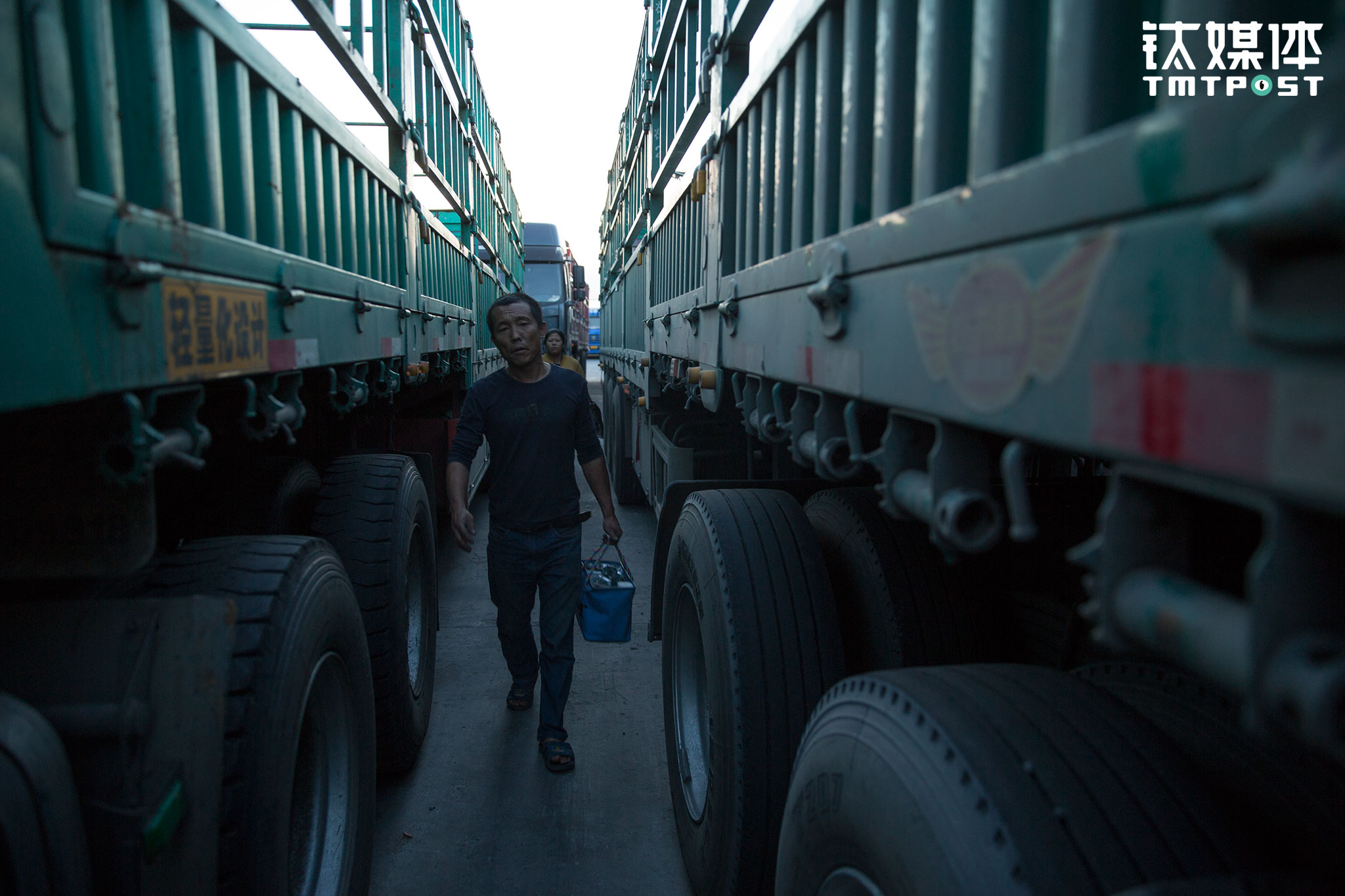 这一趟在上海等货3天，路上行驶5天，运费一共一万八，除去四千多的过路费和一万油费，他们挣了四千。