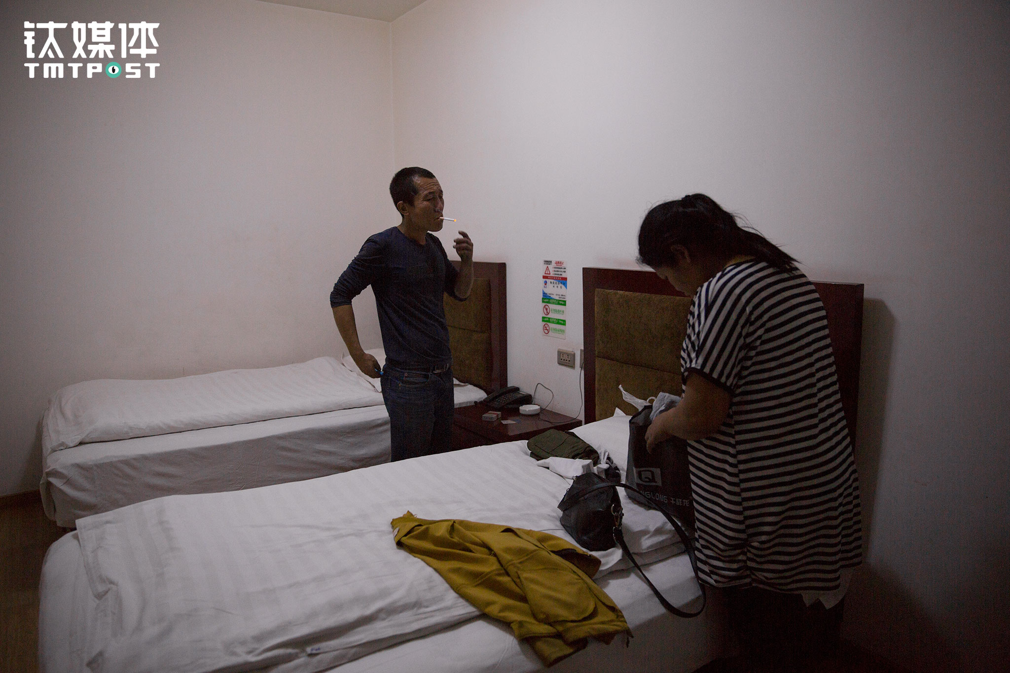 晚上，他们入住了物流园物流大厦的宾馆，这个只有两张床的房间，每晚收费60元，这是他们5天以来睡的第一个安稳觉，也是他们5天来第一次洗澡、收拾自己。