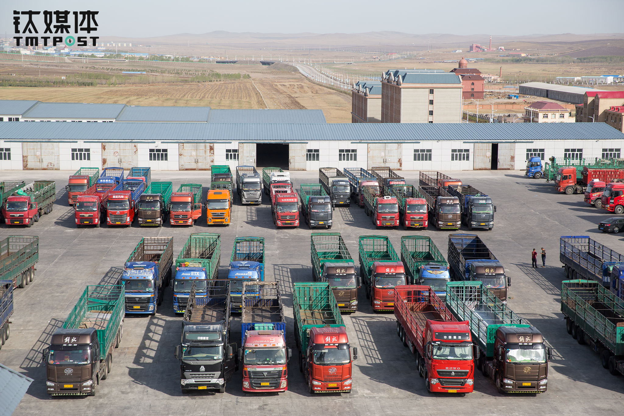 整个物流大厦的宾馆，入住的都是货车司机，他们来自全国各地，又从这里去往全国各地。