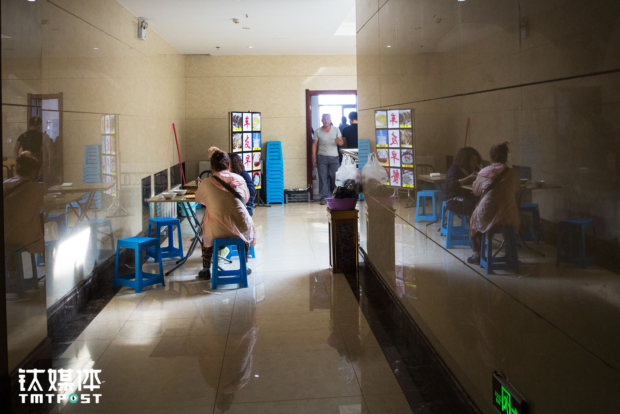 每天早上，司机都聚集在物流大厦一楼的早点店吃饭。运费走低，像金强这样的&ldquo;老司机&rdquo;还有熟悉的门路可以找到较为满意的货源，但很多贷款买车新入行的司机，要找到满意的货源却不是那么简单，&ldquo;很多人贷款买了车，找不到活，价钱再低也只能硬着头皮跑，不然一个月还一两万根本没钱还，养不起的只好把新车又卖掉，亏了就这么亏了。&rdquo;