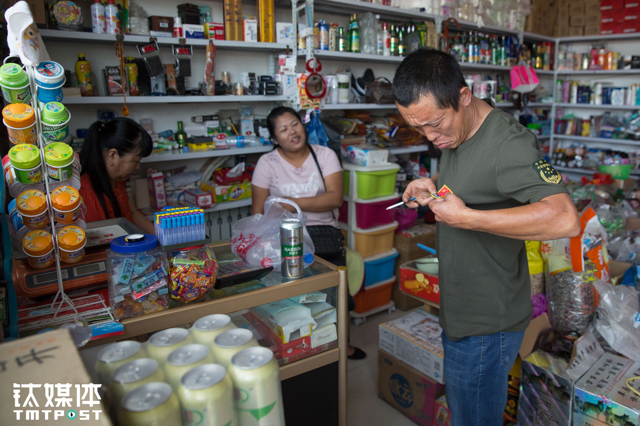 5月18日早上，王静拉着金强到物流大厦一楼的商店买了件T恤，&ldquo;三十块钱，穿着挺合身。&rdquo;