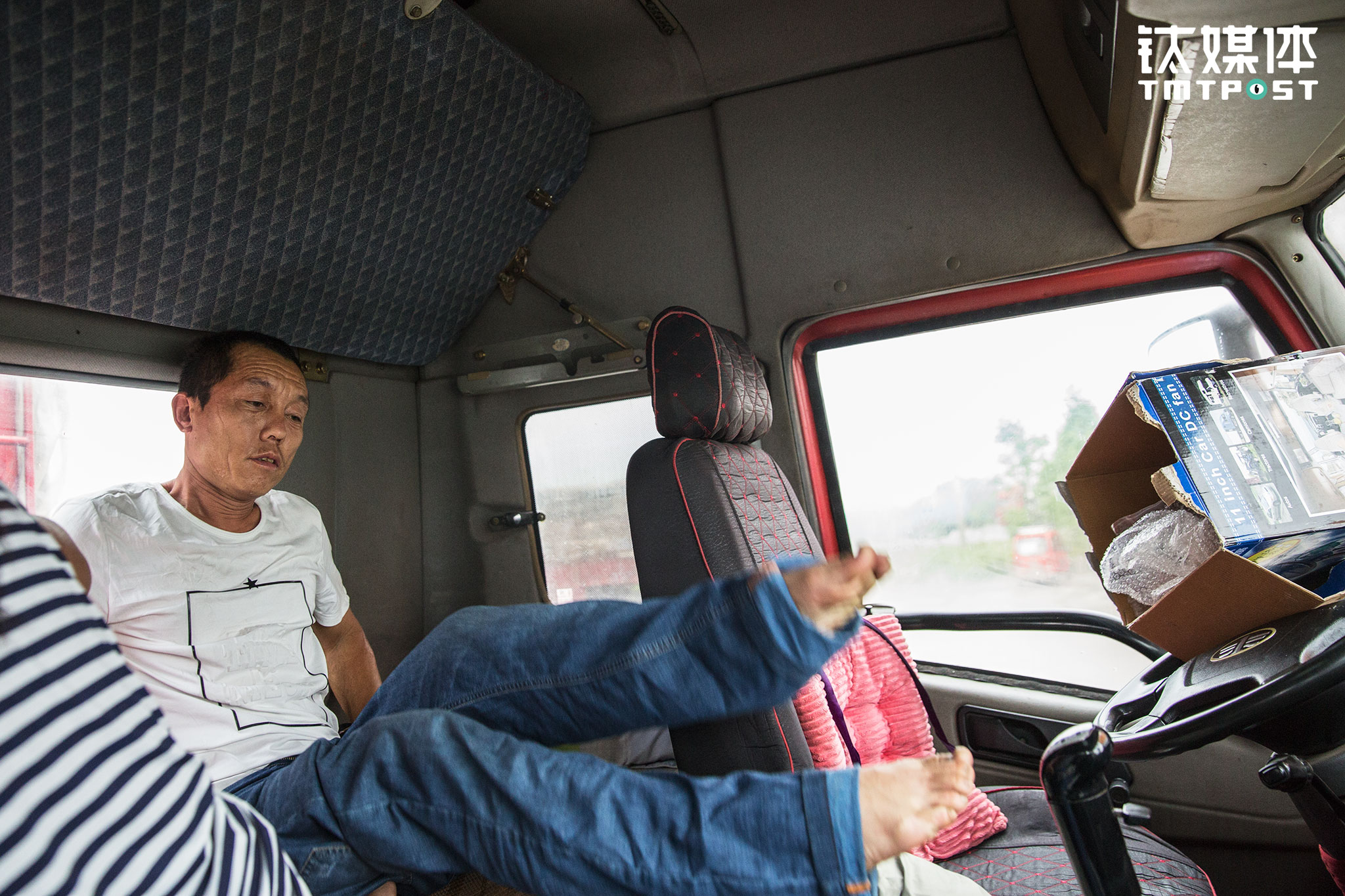 12日早上6点，俩人醒来，准备出发。晚上停在旁边的七八辆货车，差不多都已经启程。