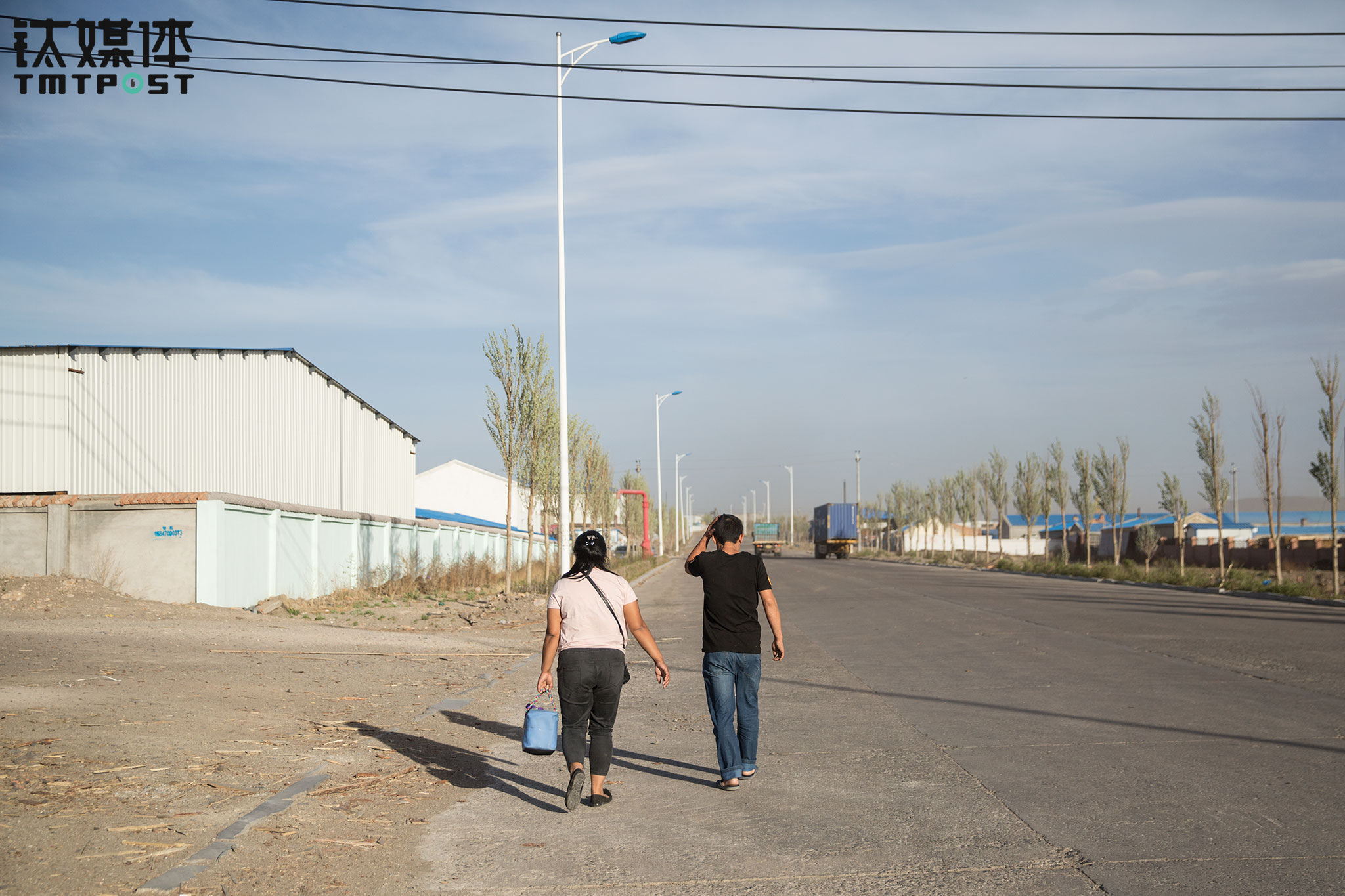 几天后，金强告诉钛媒体《在线》记者，他们到了遵义后，从遵义拉了一车货到了南宁，从南宁又找了一车货回上海。金强和王静开着货车，在中国地图上来回画着圈，这些圈，就是中国的大动脉。