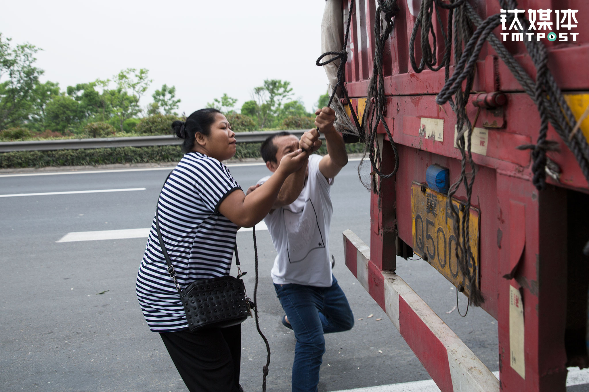 一路的颠簸，货仓的货都会有些松动，金强停下车，俩人在路边紧了紧仓栏的绑绳。