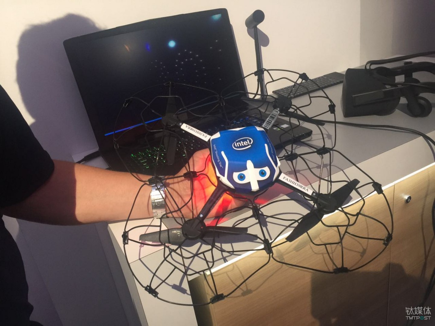 发布会现场展示英特尔无人机